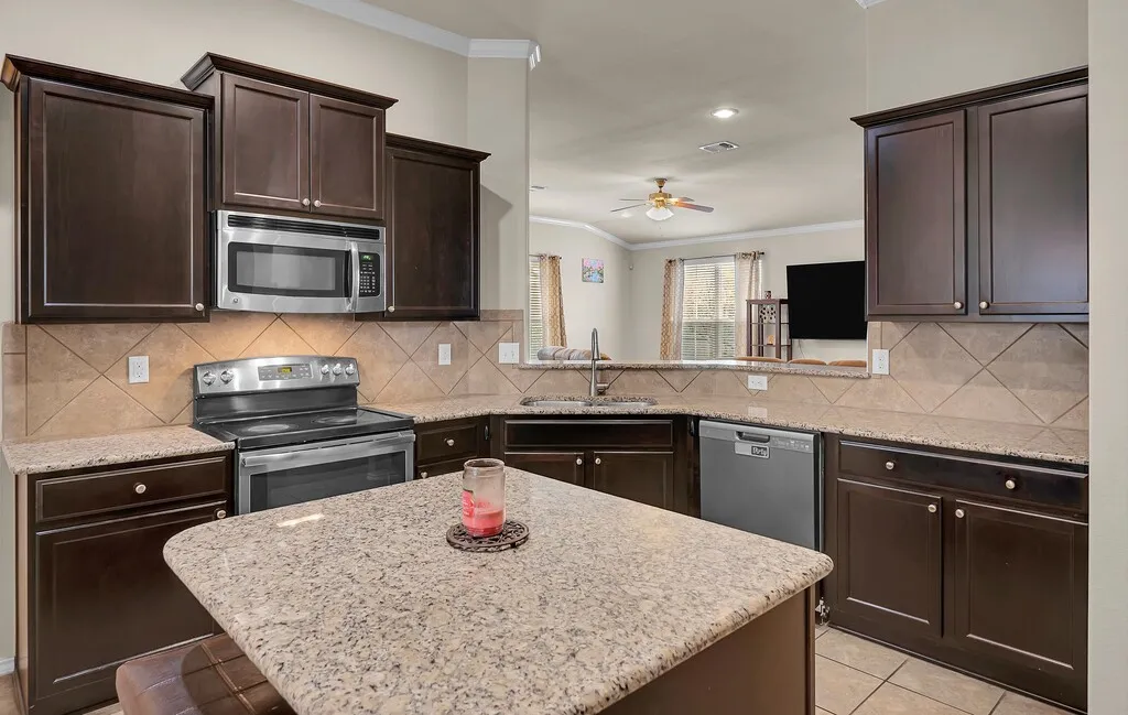 Single Family Residence For Sale in Mc Lennan County , 9801 Shallow Creek Drive, Waco, Texas 76708, 3 Bedroom, 3 Bathroom, 2 Garage spaces, 2,238 Sqft, built in 2013, Preowned, mls#21227295, Real Estate Agent in Waco, Homes For Sale in Mc Lennan county, Homes For Sale in Waco, Realtor in Waco Texas, Real Estate Brokerage Independent Realty Texas, Luminita Cordes Realtor