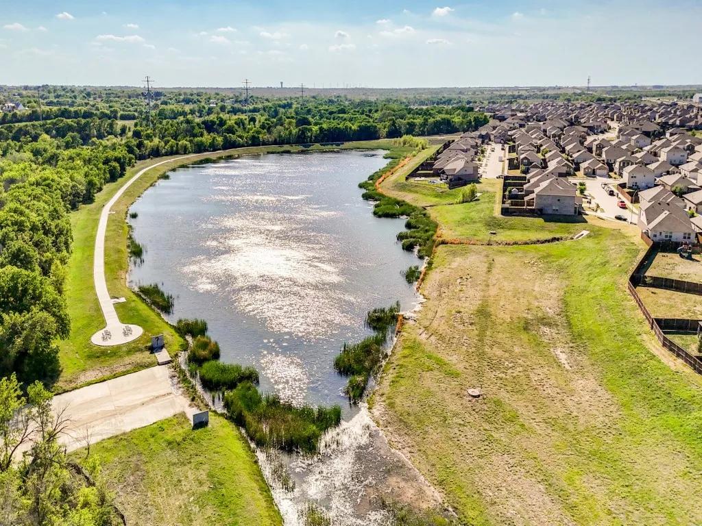 Single Family Residence For Sale in Denton County , 16033 Pemberly Way, Haslet, Texas 76052, 3 Bedroom, 2 Bathroom, 2 Garage spaces, 1,624 Sqft, built in 2021, Preowned, mls#21226956, Real Estate Agent in Haslet, Homes For Sale in Denton county, Homes For Sale in Haslet, Realtor in Haslet Texas, Real Estate Brokerage Independent Realty Texas, Luminita Cordes Realtor