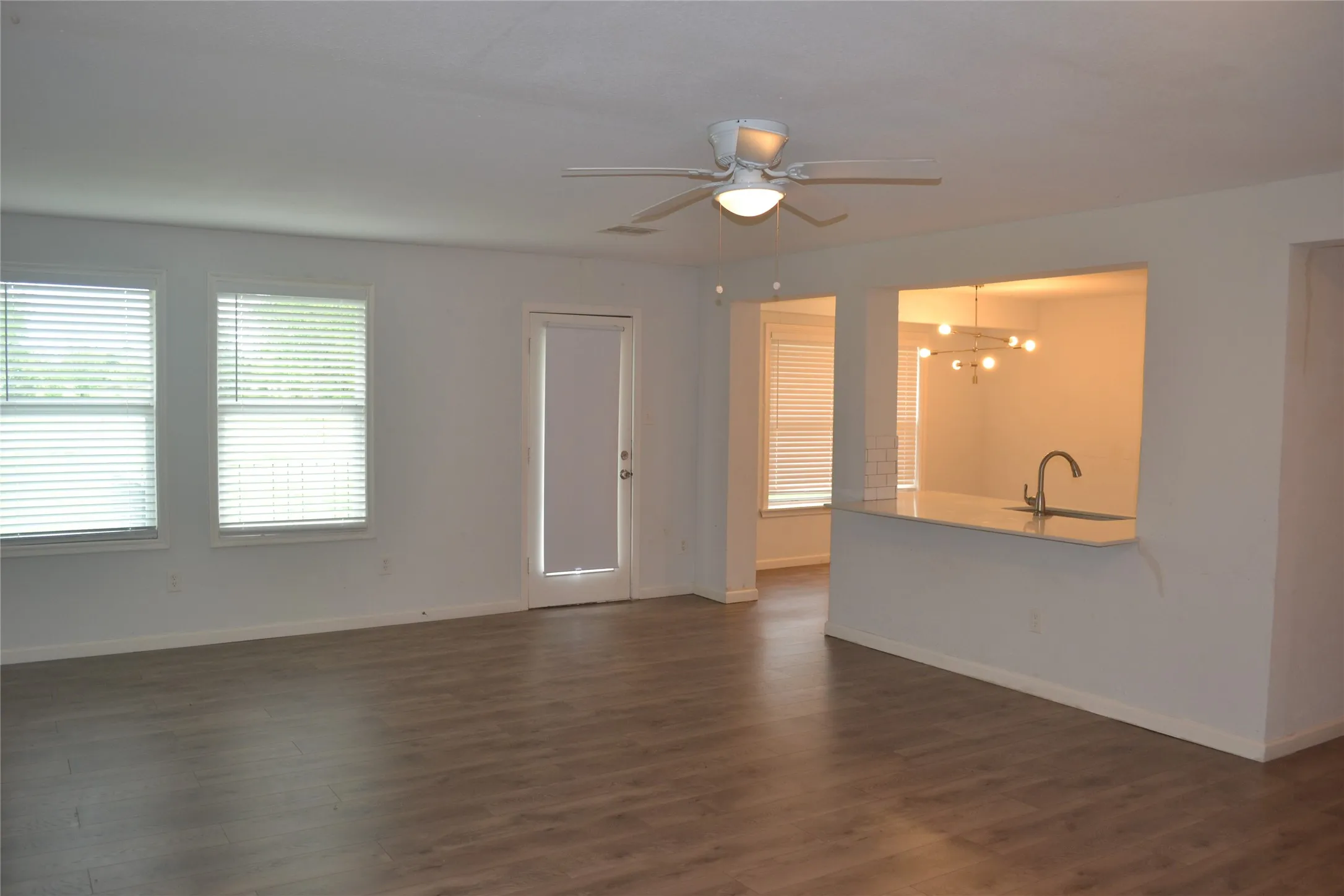 Single Family Residence For Sale in Hunt County , 564 County Road 3505, Quinlan, Texas 75474, 3 Bedroom, 2 Bathroom, Garage spaces, 1,488 Sqft, built in 1971, Price $294,900, mls#21227688, Real Estate Agent in Quinlan, Homes For Sale in Hunt county, Homes For Sale in Quinlan, Realtor in Quinlan Texas, Real Estate Brokerage Independent Realty Texas, Luminita Cordes Realtor