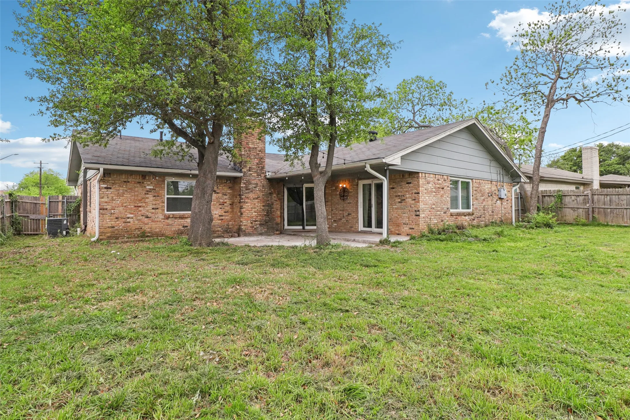 Single Family Residence For Sale in Denton County , 1126 Cordell Street, Denton, Texas 76201, 3 Bedrooms, 2 Bathrooms, 2 Garage spaces, 1,587 Sqft, built in 1977, Price $289,900, mls#21226817, Real Estate Agent in Denton, Homes For Sale in Denton county, Homes For Sale in Denton, Realtor in Denton Texas, Real Estate Brokerage Independent Realty Texas, Luminita Cordes Realtor
