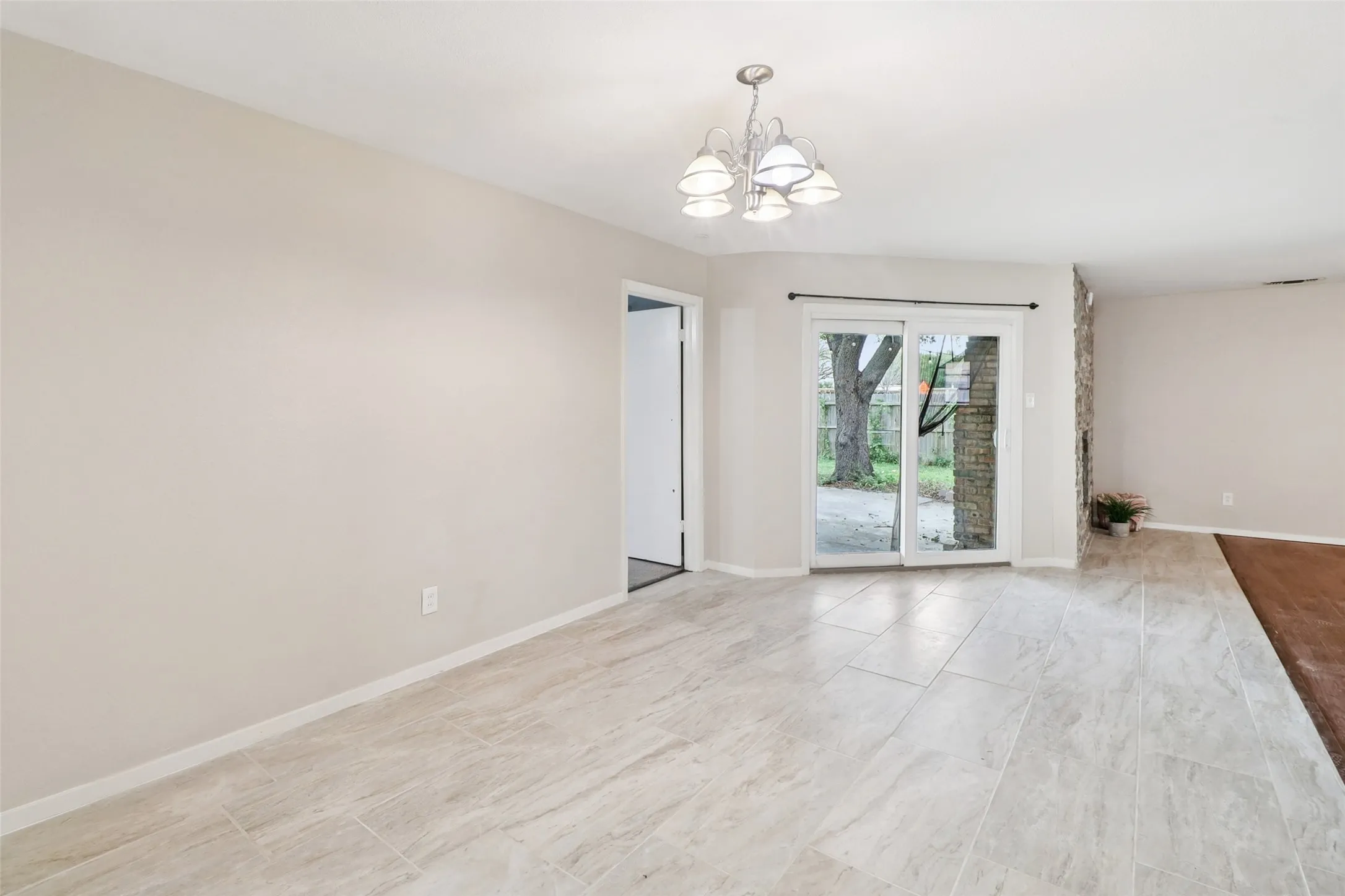 Single Family Residence For Sale in Denton County , 1126 Cordell Street, Denton, Texas 76201, 3 Bedrooms, 2 Bathrooms, 2 Garage spaces, 1,587 Sqft, built in 1977, Price $289,900, mls#21226817, Real Estate Agent in Denton, Homes For Sale in Denton county, Homes For Sale in Denton, Realtor in Denton Texas, Real Estate Brokerage Independent Realty Texas, Luminita Cordes Realtor