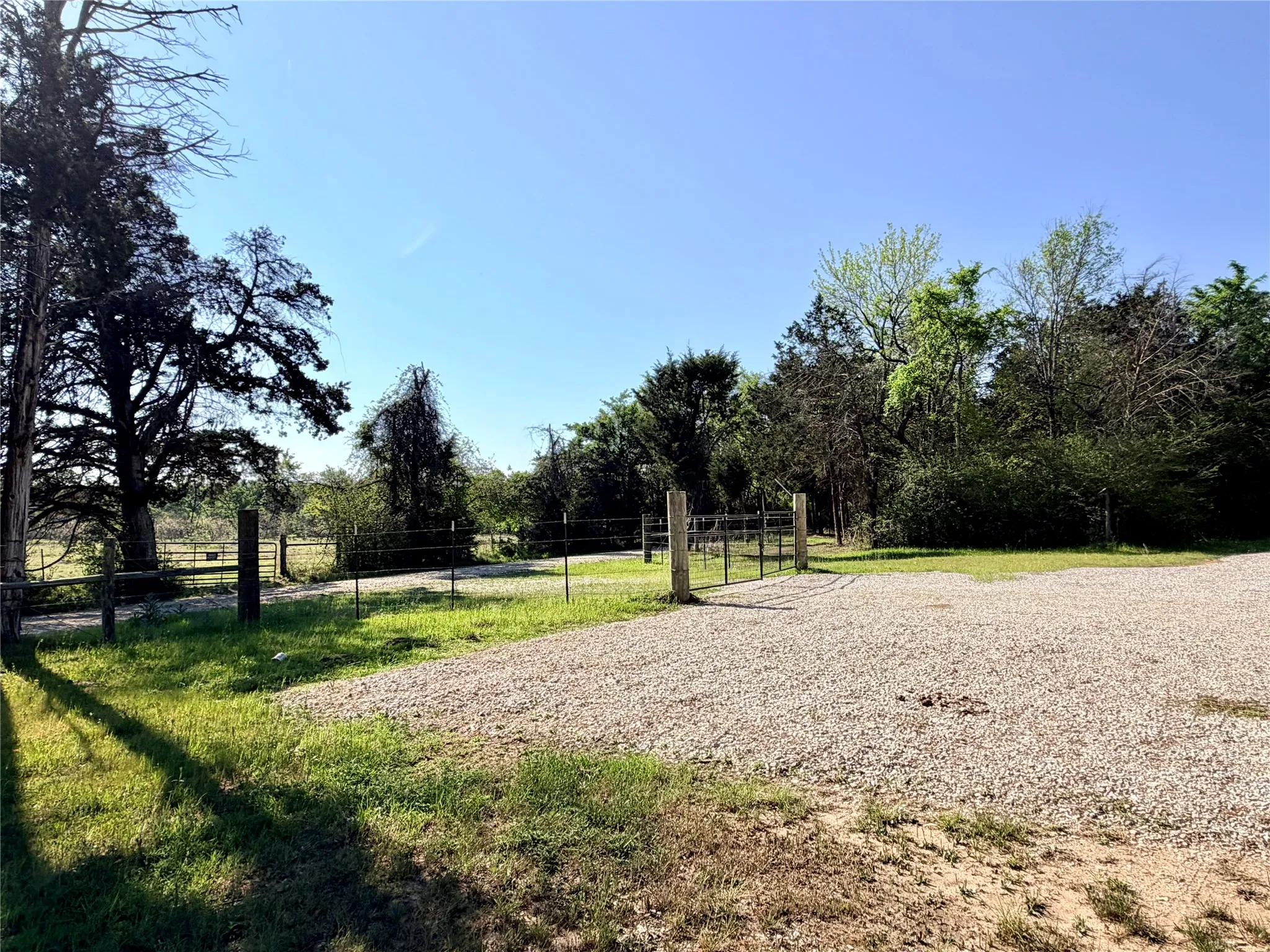 Entry and gravel parking yard