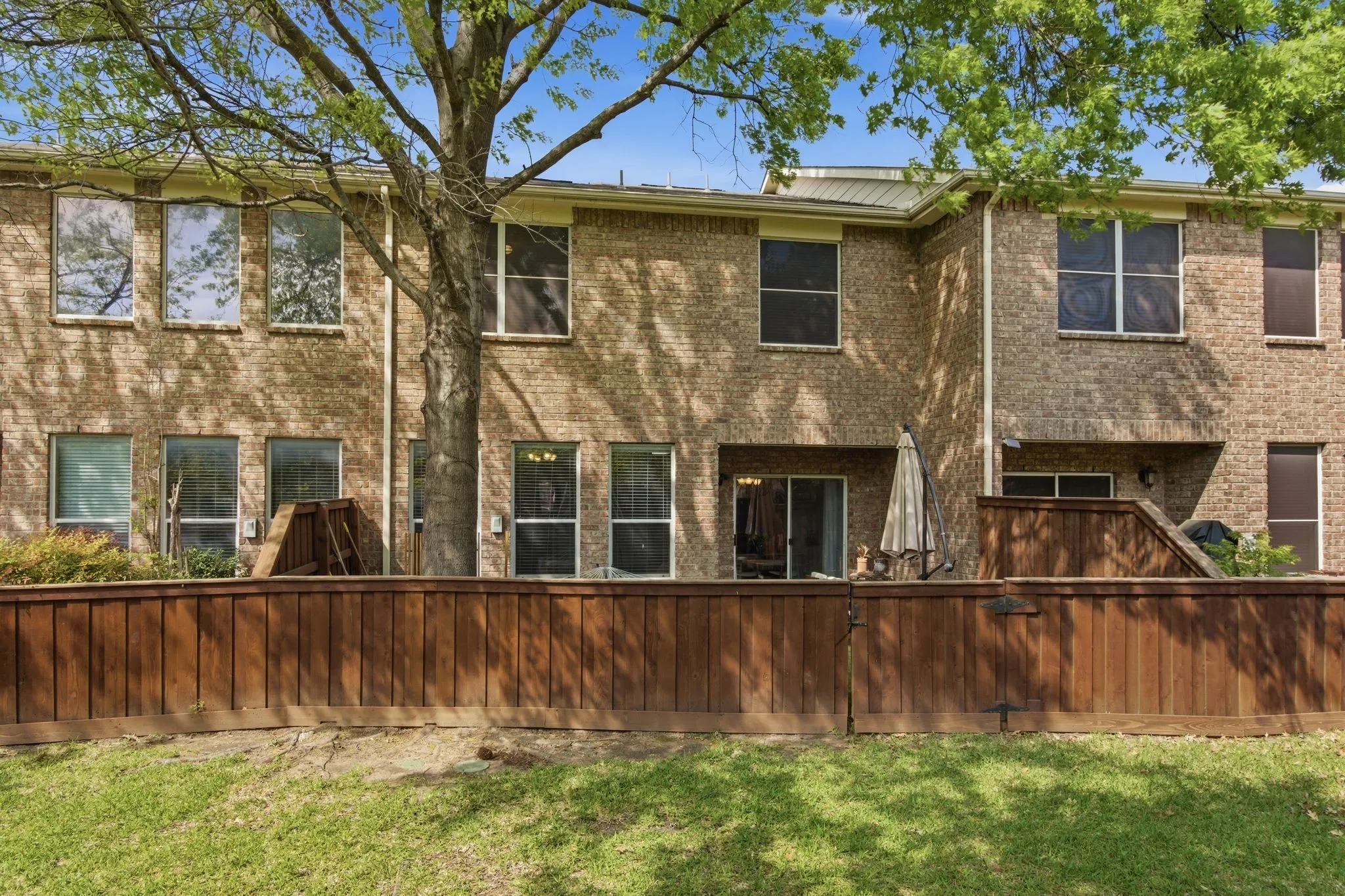 Townhouse For Sale in Dallas County , 2925 Saint Andrews Drive, Lewisville, Texas 75067, 2 Bedroom, 3 Bathroom, 1 Garage spaces, 1,544 Sqft, built in 2004, mls#21226877, Real Estate Agent in Lewisville, Homes For Sale in Dallas county, Homes For Sale in Lewisville, Realtor in Lewisville Texas, Real Estate Brokerage Independent Realty Texas, Luminita Cordes Realtor