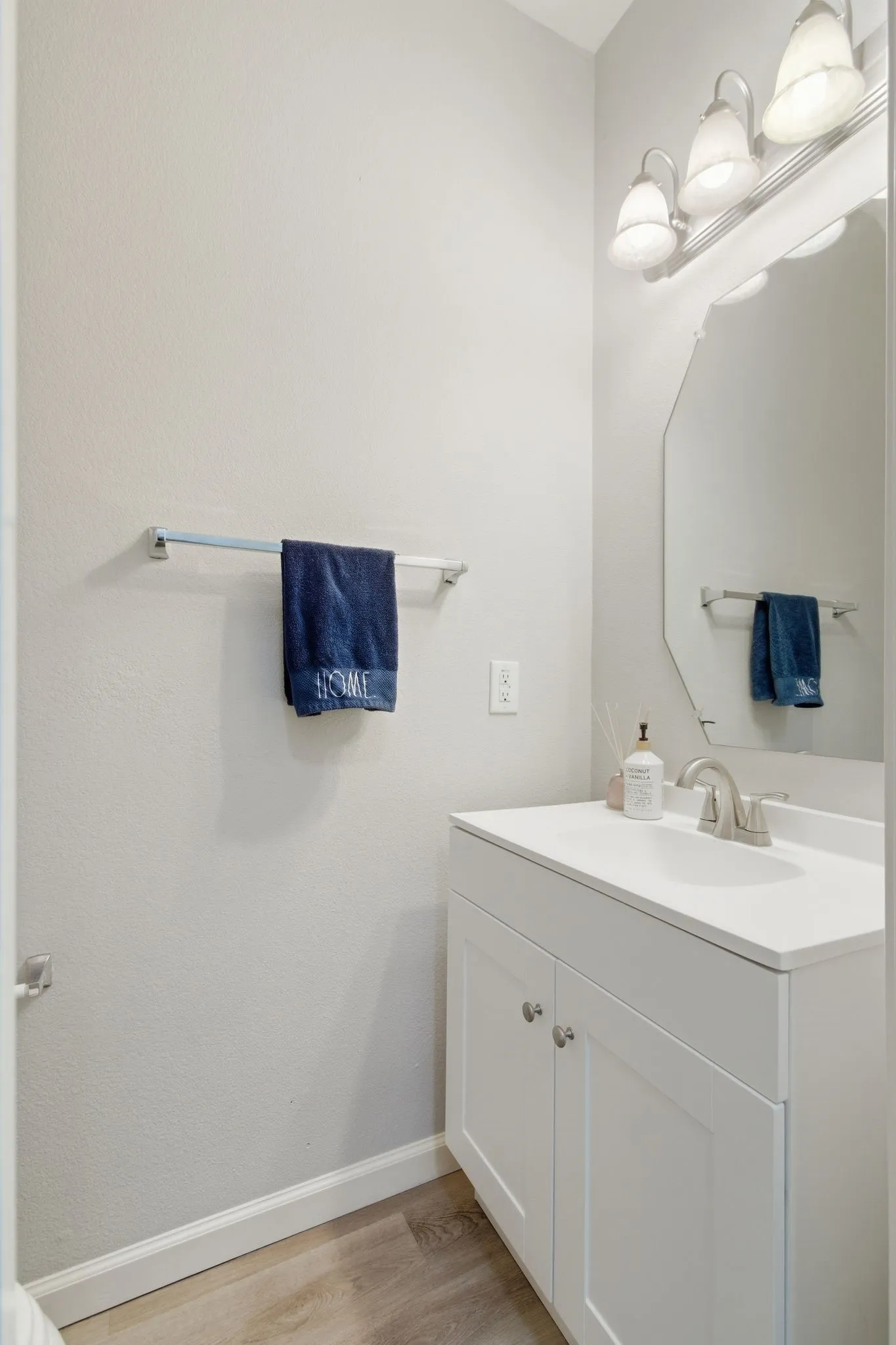 Townhouse For Sale in Dallas County , 2925 Saint Andrews Drive, Lewisville, Texas 75067, 2 Bedroom, 3 Bathroom, 1 Garage spaces, 1,544 Sqft, built in 2004, mls#21226877, Real Estate Agent in Lewisville, Homes For Sale in Dallas county, Homes For Sale in Lewisville, Realtor in Lewisville Texas, Real Estate Brokerage Independent Realty Texas, Luminita Cordes Realtor