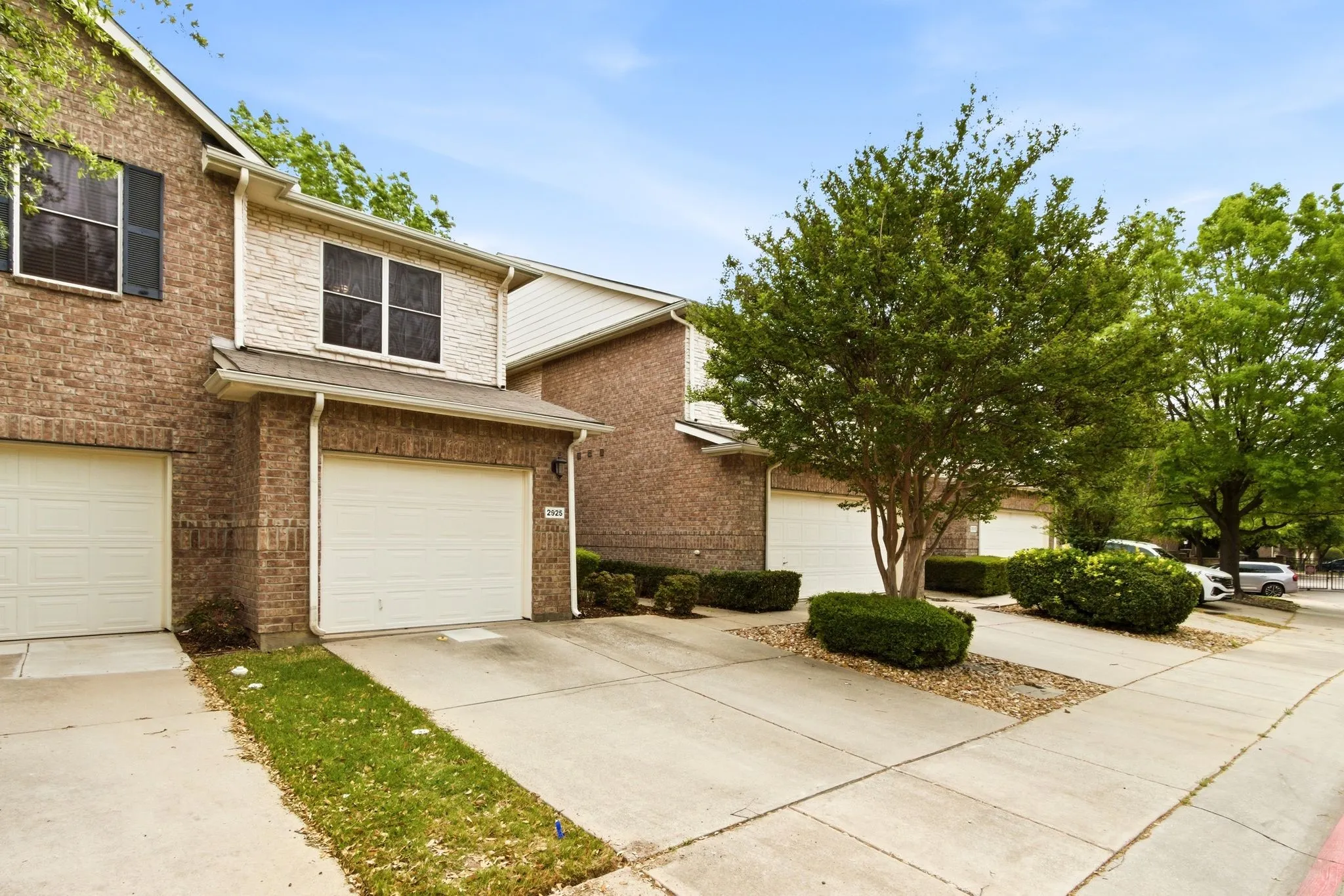 Townhouse For Sale in Dallas County , 2925 Saint Andrews Drive, Lewisville, Texas 75067, 2 Bedroom, 3 Bathroom, 1 Garage spaces, 1,544 Sqft, built in 2004, mls#21226877, Real Estate Agent in Lewisville, Homes For Sale in Dallas county, Homes For Sale in Lewisville, Realtor in Lewisville Texas, Real Estate Brokerage Independent Realty Texas, Luminita Cordes Realtor