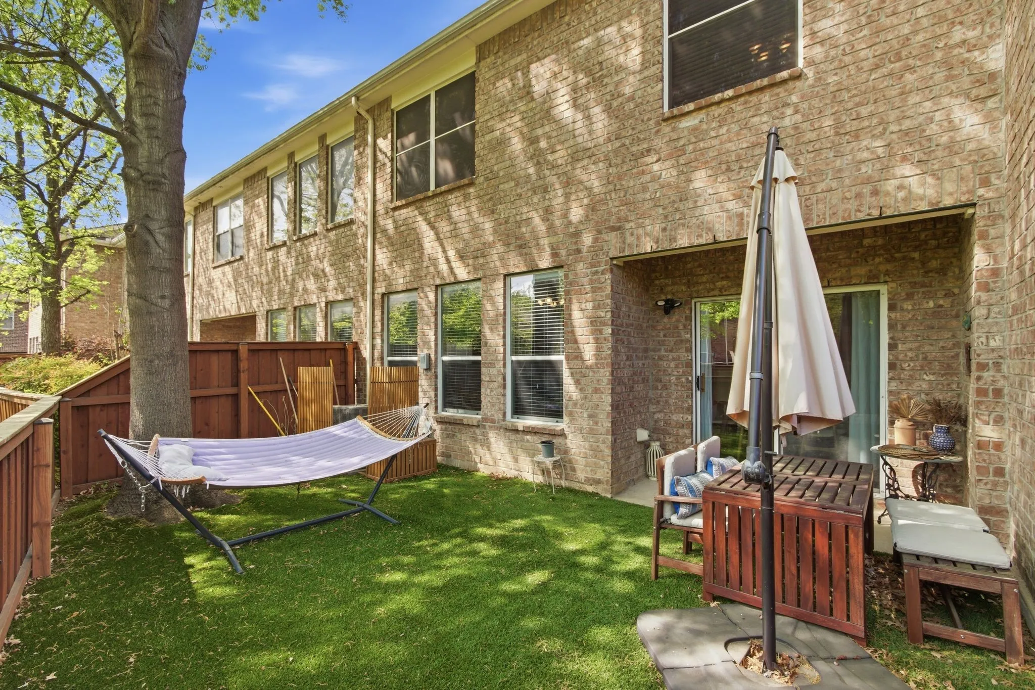 Townhouse For Sale in Dallas County , 2925 Saint Andrews Drive, Lewisville, Texas 75067, 2 Bedroom, 3 Bathroom, 1 Garage spaces, 1,544 Sqft, built in 2004, mls#21226877, Real Estate Agent in Lewisville, Homes For Sale in Dallas county, Homes For Sale in Lewisville, Realtor in Lewisville Texas, Real Estate Brokerage Independent Realty Texas, Luminita Cordes Realtor