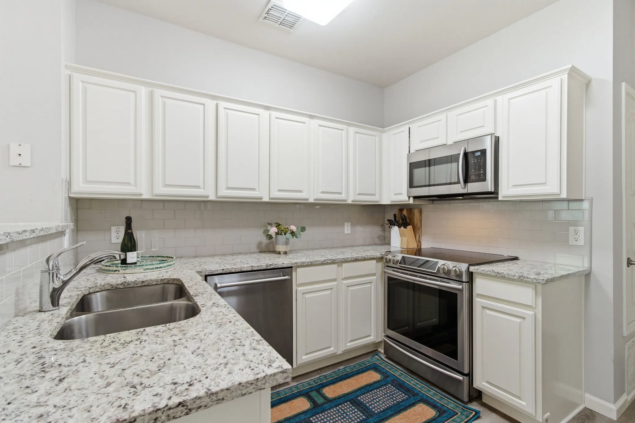 Townhouse For Sale in Dallas County , 2925 Saint Andrews Drive, Lewisville, Texas 75067, 2 Bedroom, 3 Bathroom, 1 Garage spaces, 1,544 Sqft, built in 2004, mls#21226877, Real Estate Agent in Lewisville, Homes For Sale in Dallas county, Homes For Sale in Lewisville, Realtor in Lewisville Texas, Real Estate Brokerage Independent Realty Texas, Luminita Cordes Realtor