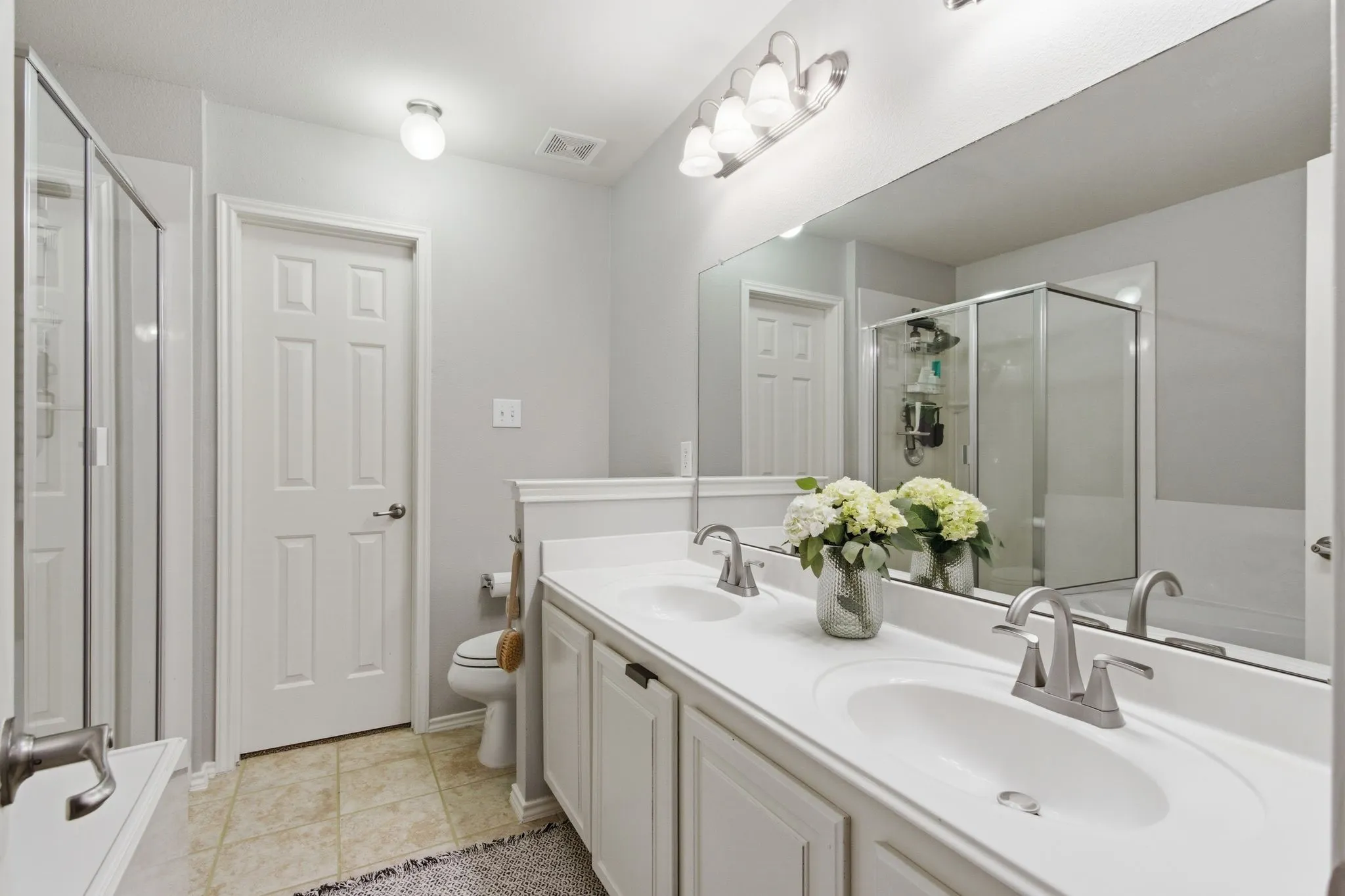 Townhouse For Sale in Dallas County , 2925 Saint Andrews Drive, Lewisville, Texas 75067, 2 Bedroom, 3 Bathroom, 1 Garage spaces, 1,544 Sqft, built in 2004, mls#21226877, Real Estate Agent in Lewisville, Homes For Sale in Dallas county, Homes For Sale in Lewisville, Realtor in Lewisville Texas, Real Estate Brokerage Independent Realty Texas, Luminita Cordes Realtor