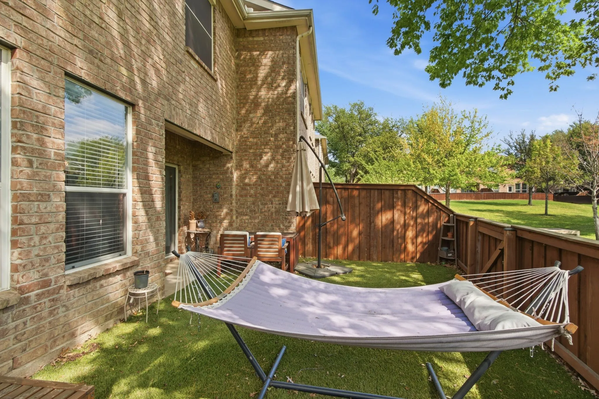 Townhouse For Sale in Dallas County , 2925 Saint Andrews Drive, Lewisville, Texas 75067, 2 Bedroom, 3 Bathroom, 1 Garage spaces, 1,544 Sqft, built in 2004, mls#21226877, Real Estate Agent in Lewisville, Homes For Sale in Dallas county, Homes For Sale in Lewisville, Realtor in Lewisville Texas, Real Estate Brokerage Independent Realty Texas, Luminita Cordes Realtor