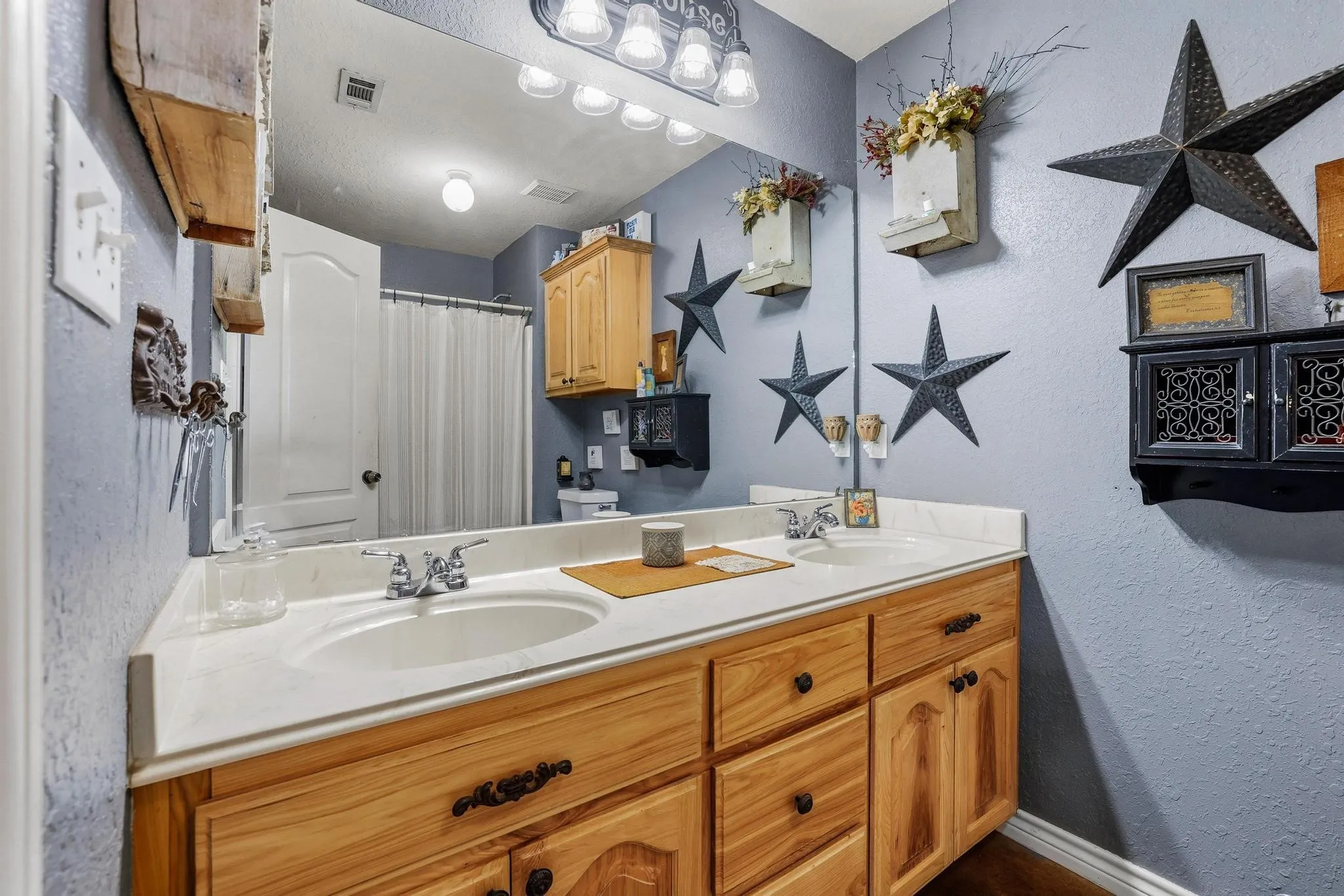 Main bath with double vanity