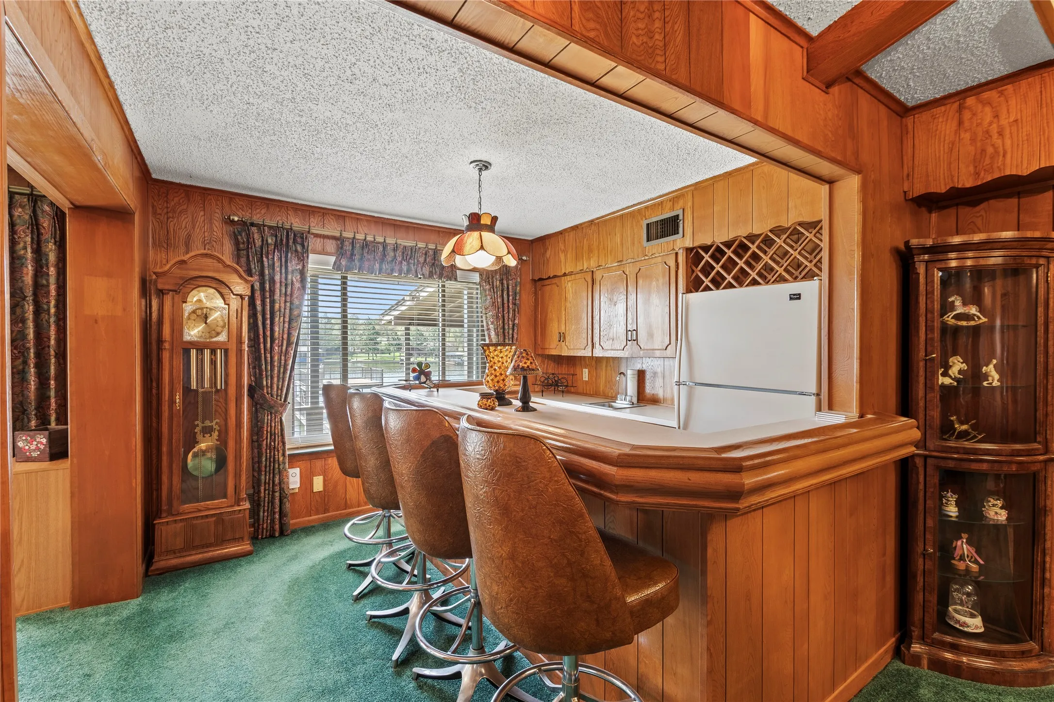 Wet bar with refrigerator