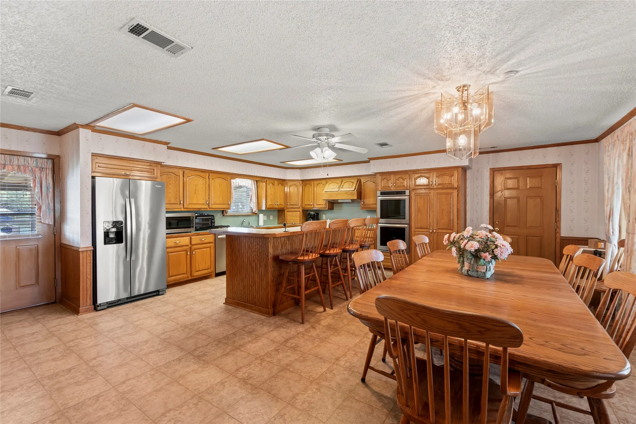 Large kitchen and dining area perfect for entertaining family and friends.