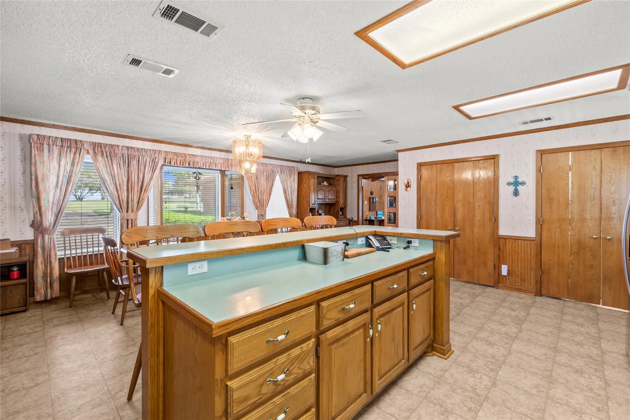 Single Family Residence For Sale in Henderson County , 226 Bushwhacker Drive, Mabank, Texas 75156, 5 Bedrooms, 4 Bathrooms, 5 Garage spaces, 4,833 Sqft, built in 1974, Preowned, Price $1,399,000, mls#21211663, Real Estate Agent in Mabank, Homes For Sale in Henderson county, Homes For Sale in Mabank, Realtor in Mabank Texas, Real Estate Brokerage Independent Realty Texas, Luminita Cordes Realtor