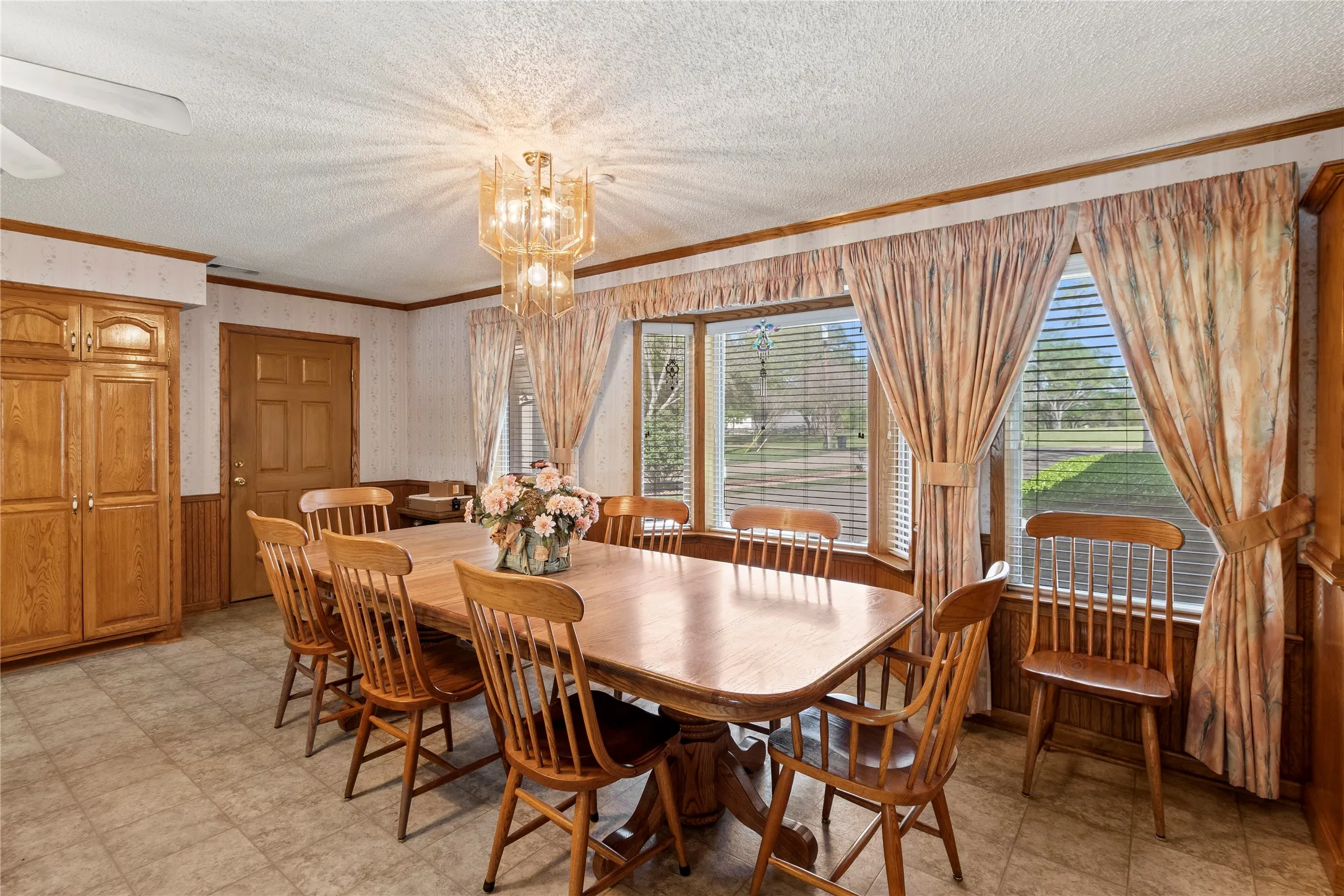 Single Family Residence For Sale in Henderson County , 226 Bushwhacker Drive, Mabank, Texas 75156, 5 Bedrooms, 4 Bathrooms, 5 Garage spaces, 4,833 Sqft, built in 1974, Preowned, Price $1,399,000, mls#21211663, Real Estate Agent in Mabank, Homes For Sale in Henderson county, Homes For Sale in Mabank, Realtor in Mabank Texas, Real Estate Brokerage Independent Realty Texas, Luminita Cordes Realtor