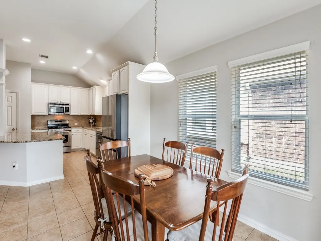 The breakfast room is capable of accommodating up to eight guests. Combined with the available space in the dining area and at the kitchen island, the property can comfortably seat up to twenty individuals for a dinner party.