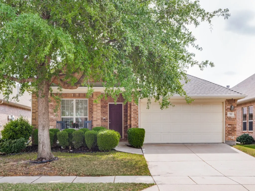 Single Family Residence For Sale in Denton County , 705 Lovebird Lane, Little Elm, Texas 75068, 3 Bedroom, 2 Bathroom, 2 Garage spaces, 2,108 Sqft, built in 2010, Preowned, mls#21217283, Real Estate Agent in Little Elm, Homes For Sale in Denton county, Homes For Sale in Little Elm, Realtor in Little Elm Texas, Real Estate Brokerage Independent Realty Texas, Luminita Cordes Realtor