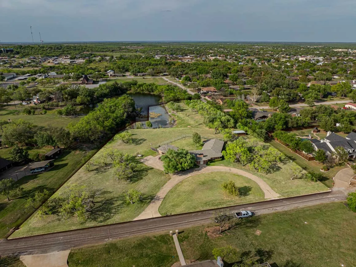 Single Family Residence For Sale in Stephens County , 4 Chaparral Lane, Breckenridge, Texas 76424, 4 Bedroom, 3 Bathroom, 2 Garage spaces, 3,422 Sqft, built in 1968, mls#21193986, Real Estate Agent in Breckenridge, Homes For Sale in Stephens county, Homes For Sale in Breckenridge, Realtor in Breckenridge Texas, Real Estate Brokerage Independent Realty Texas, Luminita Cordes Realtor