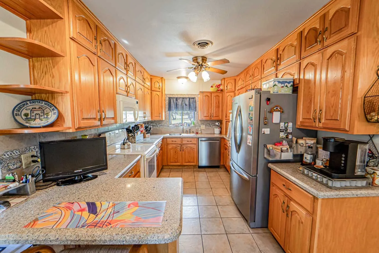 Single Family Residence For Sale in Stephens County , 4 Chaparral Lane, Breckenridge, Texas 76424, 4 Bedroom, 3 Bathroom, 2 Garage spaces, 3,422 Sqft, built in 1968, mls#21193986, Real Estate Agent in Breckenridge, Homes For Sale in Stephens county, Homes For Sale in Breckenridge, Realtor in Breckenridge Texas, Real Estate Brokerage Independent Realty Texas, Luminita Cordes Realtor