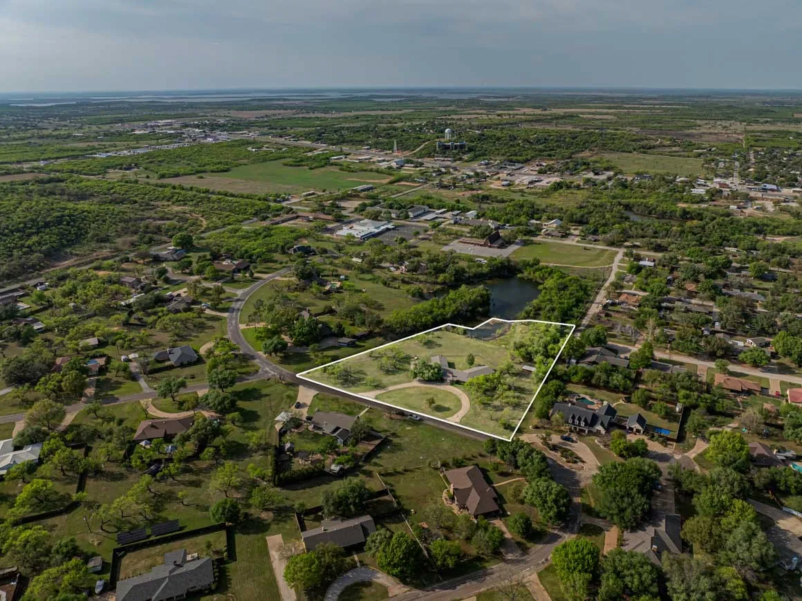 Single Family Residence For Sale in Stephens County , 4 Chaparral Lane, Breckenridge, Texas 76424, 4 Bedroom, 3 Bathroom, 2 Garage spaces, 3,422 Sqft, built in 1968, mls#21193986, Real Estate Agent in Breckenridge, Homes For Sale in Stephens county, Homes For Sale in Breckenridge, Realtor in Breckenridge Texas, Real Estate Brokerage Independent Realty Texas, Luminita Cordes Realtor