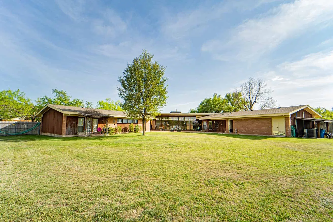 Single Family Residence For Sale in Stephens County , 4 Chaparral Lane, Breckenridge, Texas 76424, 4 Bedroom, 3 Bathroom, 2 Garage spaces, 3,422 Sqft, built in 1968, mls#21193986, Real Estate Agent in Breckenridge, Homes For Sale in Stephens county, Homes For Sale in Breckenridge, Realtor in Breckenridge Texas, Real Estate Brokerage Independent Realty Texas, Luminita Cordes Realtor