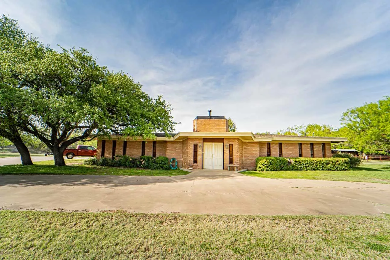 Single Family Residence For Sale in Stephens County , 4 Chaparral Lane, Breckenridge, Texas 76424, 4 Bedroom, 3 Bathroom, 2 Garage spaces, 3,422 Sqft, built in 1968, mls#21193986, Real Estate Agent in Breckenridge, Homes For Sale in Stephens county, Homes For Sale in Breckenridge, Realtor in Breckenridge Texas, Real Estate Brokerage Independent Realty Texas, Luminita Cordes Realtor