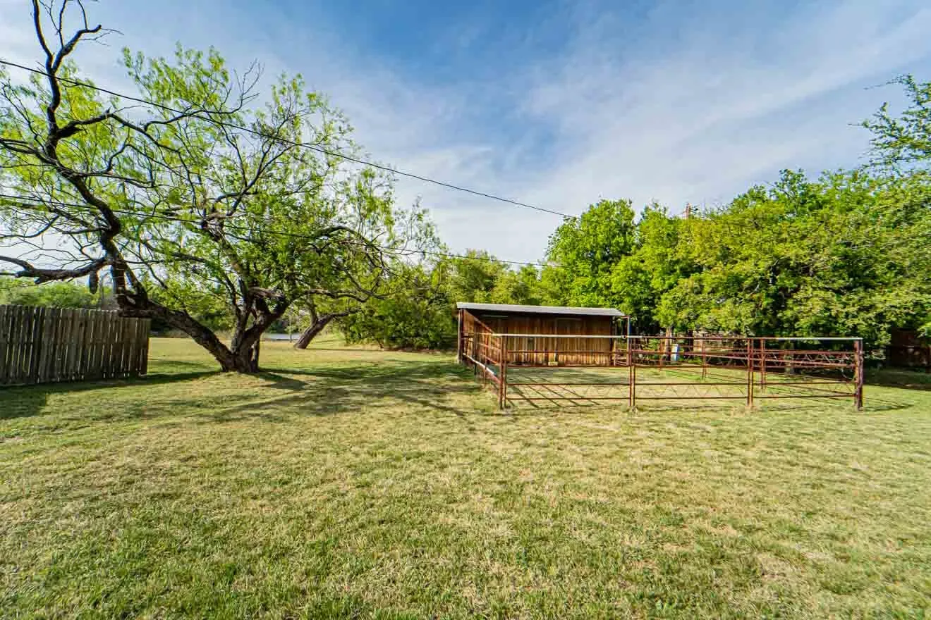 Single Family Residence For Sale in Stephens County , 4 Chaparral Lane, Breckenridge, Texas 76424, 4 Bedroom, 3 Bathroom, 2 Garage spaces, 3,422 Sqft, built in 1968, mls#21193986, Real Estate Agent in Breckenridge, Homes For Sale in Stephens county, Homes For Sale in Breckenridge, Realtor in Breckenridge Texas, Real Estate Brokerage Independent Realty Texas, Luminita Cordes Realtor