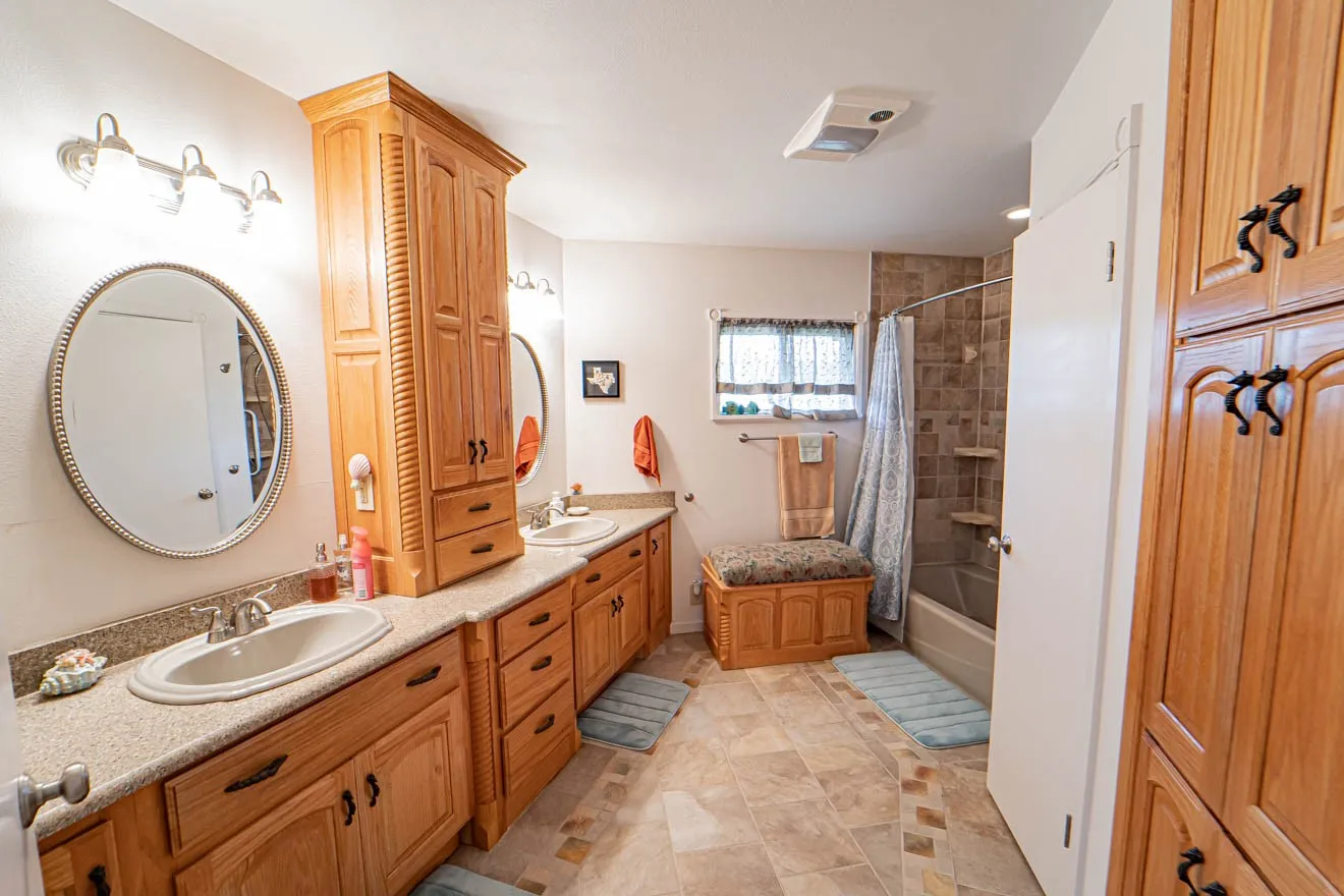 Single Family Residence For Sale in Stephens County , 4 Chaparral Lane, Breckenridge, Texas 76424, 4 Bedroom, 3 Bathroom, 2 Garage spaces, 3,422 Sqft, built in 1968, mls#21193986, Real Estate Agent in Breckenridge, Homes For Sale in Stephens county, Homes For Sale in Breckenridge, Realtor in Breckenridge Texas, Real Estate Brokerage Independent Realty Texas, Luminita Cordes Realtor