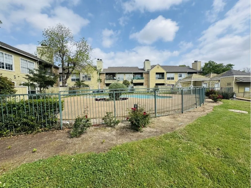Condominium For Sale in Dallas County , 4113 Esters Road 603, Irving, Texas 75038, 1 Bedroom, 1 Bathroom, Garage spaces, 493 Sqft, built in 1984, Preowned, mls#21227431, Real Estate Agent in Irving, Homes For Sale in Dallas county, Homes For Sale in Irving, Realtor in Irving Texas, Real Estate Brokerage Independent Realty Texas, Luminita Cordes Realtor