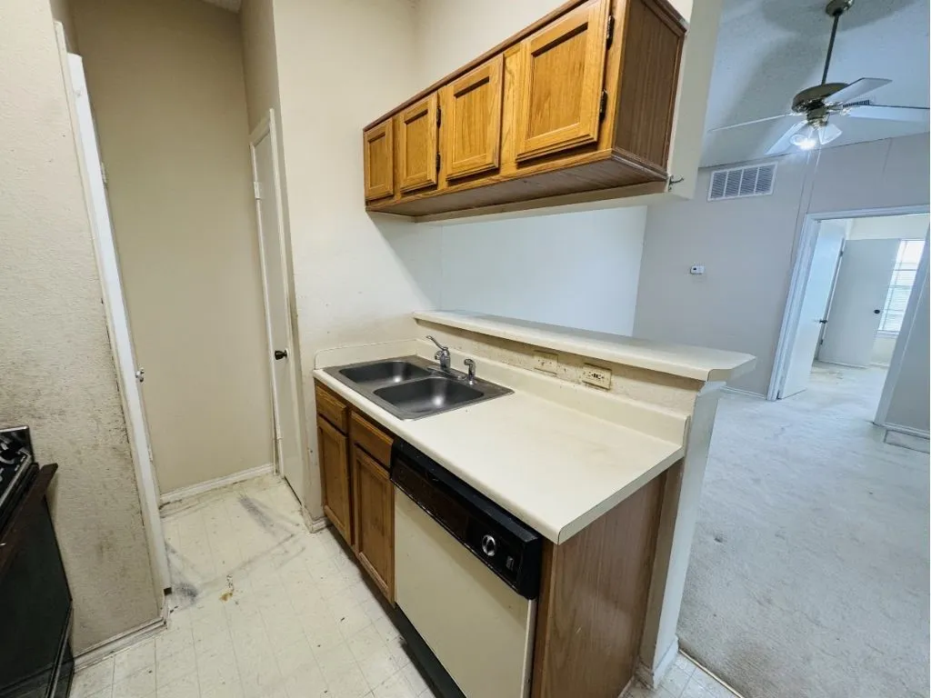 Condominium For Sale in Dallas County , 4113 Esters Road 603, Irving, Texas 75038, 1 Bedroom, 1 Bathroom, Garage spaces, 493 Sqft, built in 1984, Preowned, mls#21227431, Real Estate Agent in Irving, Homes For Sale in Dallas county, Homes For Sale in Irving, Realtor in Irving Texas, Real Estate Brokerage Independent Realty Texas, Luminita Cordes Realtor
