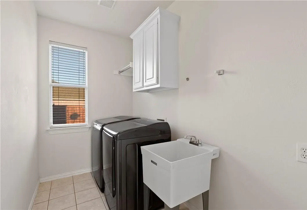 Single Family Residence For Rent in Denton County , 1313 Bradbury Drive, Carrollton, Texas 75007, 4 Bedroom, 3 Bathroom, 2 Garage spaces, 3,177 Sqft, built in 1999, Preowned, mls#21226188, Real Estate Agent in Carrollton, Homes For Rent in Denton county, Homes For Rent in Carrollton, Realtor in Carrollton Texas, Real Estate Brokerage Independent Realty Texas, Luminita Cordes Realtor
