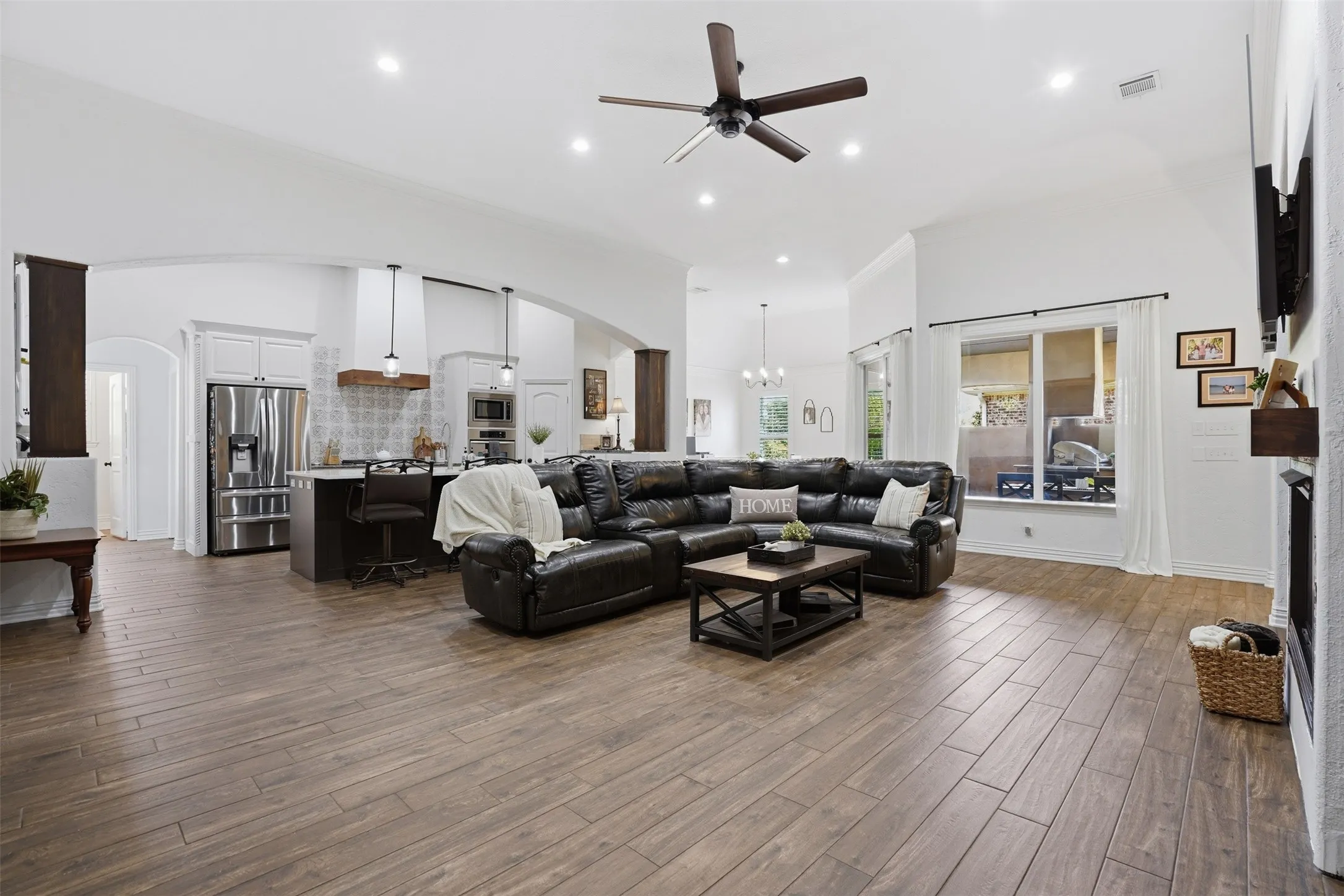 Single Family Residence For Sale in Tarrant County , 9012 Reata West Drive, Benbrook, Texas 76126, 3 Bedroom, 3 Bathroom, 2 Garage spaces, 2,611 Sqft, built in 2007, Preowned, mls#21227862, Real Estate Agent in Benbrook, Homes For Sale in Tarrant county, Homes For Sale in Benbrook, Realtor in Benbrook Texas, Real Estate Brokerage Independent Realty Texas, Luminita Cordes Realtor
