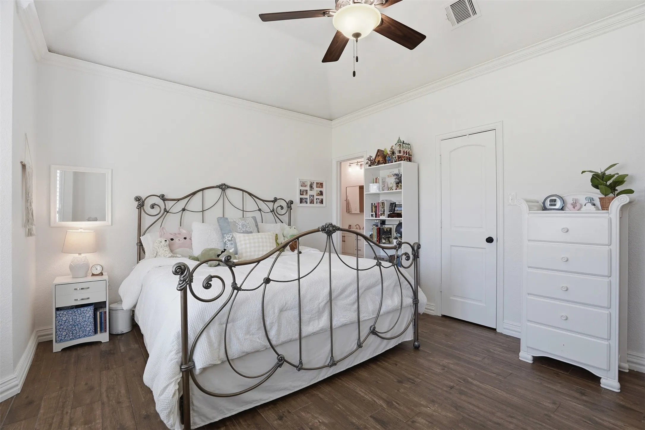Single Family Residence For Sale in Tarrant County , 9012 Reata West Drive, Benbrook, Texas 76126, 3 Bedroom, 3 Bathroom, 2 Garage spaces, 2,611 Sqft, built in 2007, Preowned, mls#21227862, Real Estate Agent in Benbrook, Homes For Sale in Tarrant county, Homes For Sale in Benbrook, Realtor in Benbrook Texas, Real Estate Brokerage Independent Realty Texas, Luminita Cordes Realtor