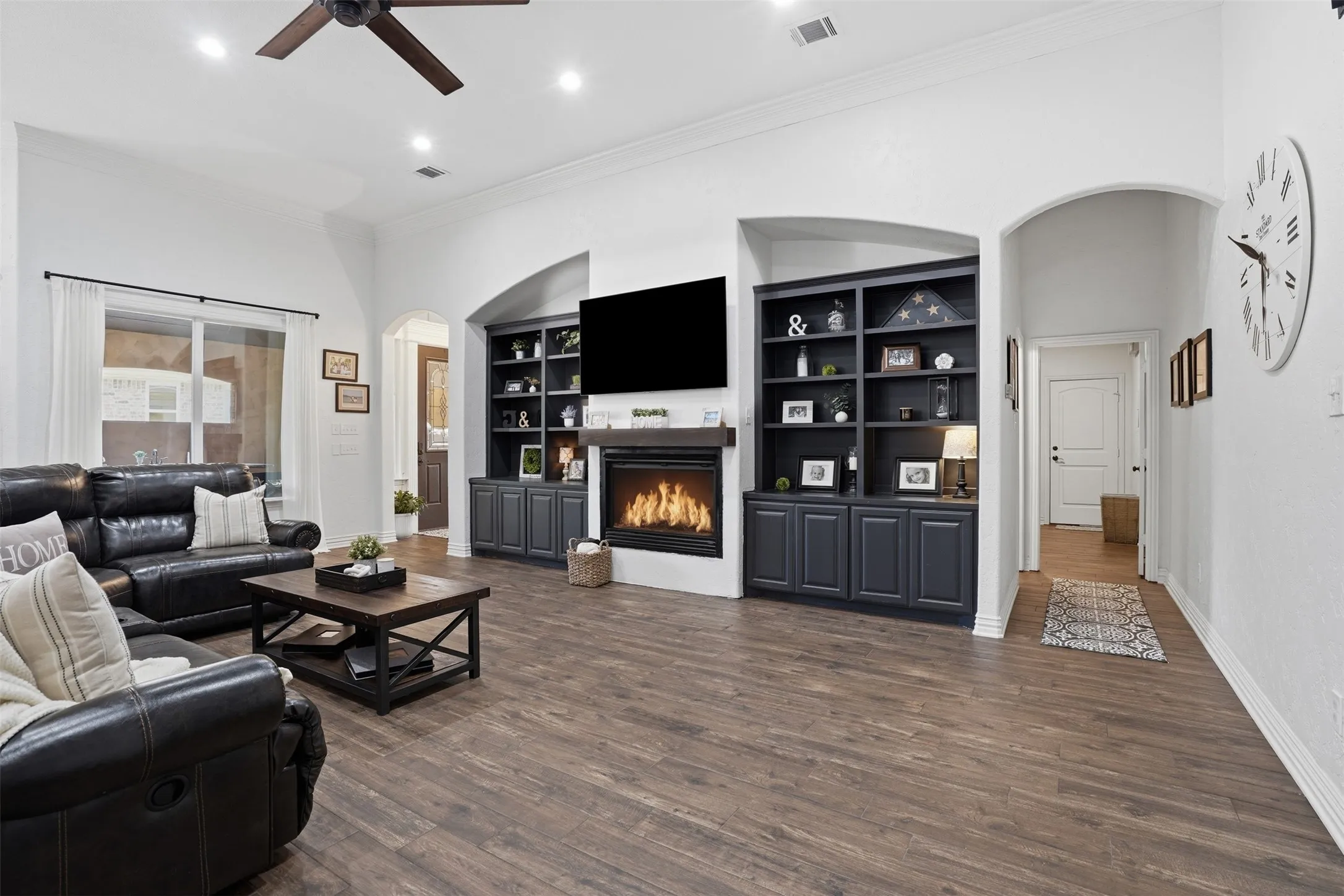 Single Family Residence For Sale in Tarrant County , 9012 Reata West Drive, Benbrook, Texas 76126, 3 Bedroom, 3 Bathroom, 2 Garage spaces, 2,611 Sqft, built in 2007, Preowned, mls#21227862, Real Estate Agent in Benbrook, Homes For Sale in Tarrant county, Homes For Sale in Benbrook, Realtor in Benbrook Texas, Real Estate Brokerage Independent Realty Texas, Luminita Cordes Realtor