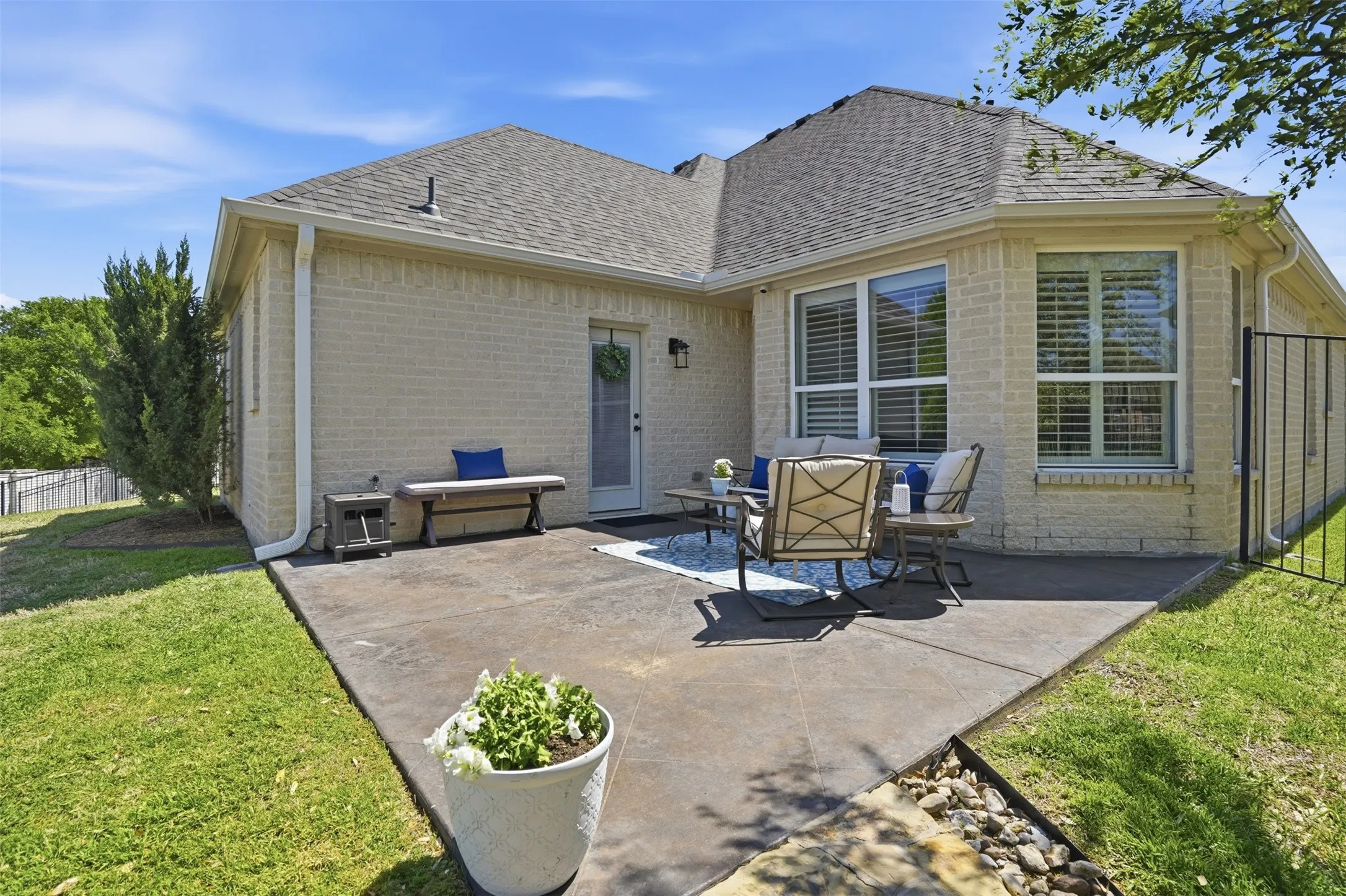 Single Family Residence For Sale in Tarrant County , 9012 Reata West Drive, Benbrook, Texas 76126, 3 Bedroom, 3 Bathroom, 2 Garage spaces, 2,611 Sqft, built in 2007, Preowned, mls#21227862, Real Estate Agent in Benbrook, Homes For Sale in Tarrant county, Homes For Sale in Benbrook, Realtor in Benbrook Texas, Real Estate Brokerage Independent Realty Texas, Luminita Cordes Realtor