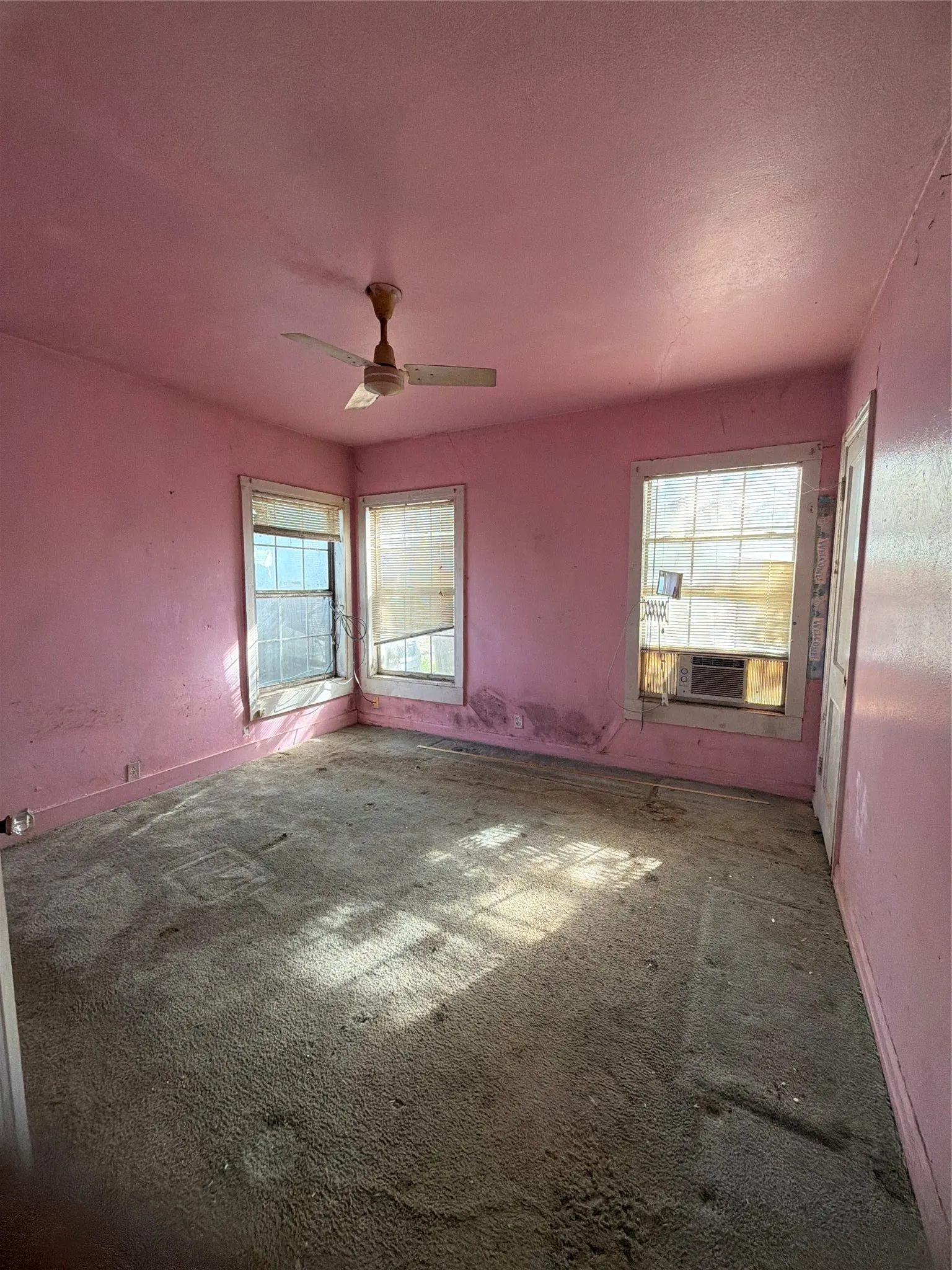 Single Family Residence For Sale in Fannin County , 205 Graham Avenue, Bonham, Texas 75418, 3 Bedroom, 2 Bathroom, Garage spaces, 1,192 Sqft, built in 1944, mls#21225038, Real Estate Agent in Bonham, Homes For Sale in Fannin county, Homes For Sale in Bonham, Realtor in Bonham Texas, Real Estate Brokerage Independent Realty Texas, Luminita Cordes Realtor