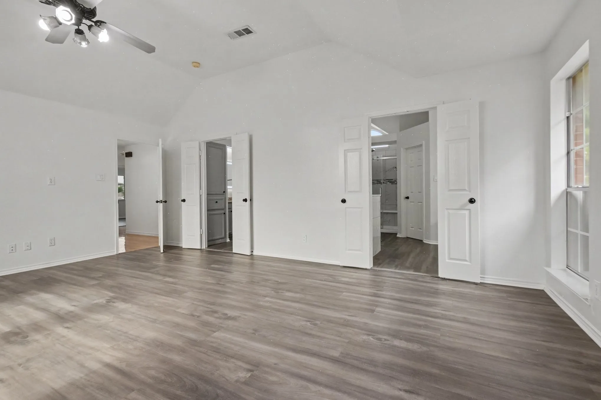 Single Family Residence For Sale in Dallas County , 2406 Manchester Drive, Carrollton, Texas 75006, 5 Bedroom, 3 Bathroom, 2 Garage spaces, 3,464 Sqft, built in 1994, Preowned, mls#21227985, Real Estate Agent in Carrollton, Homes For Sale in Dallas county, Homes For Sale in Carrollton, Realtor in Carrollton Texas, Real Estate Brokerage Independent Realty Texas, Luminita Cordes Realtor