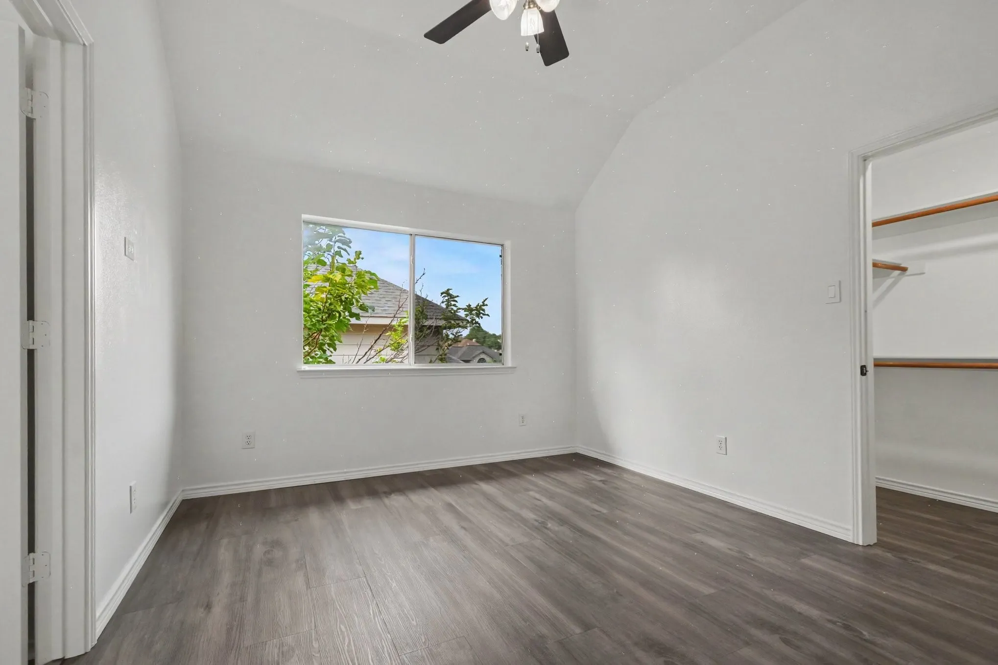 Single Family Residence For Sale in Dallas County , 2406 Manchester Drive, Carrollton, Texas 75006, 5 Bedroom, 3 Bathroom, 2 Garage spaces, 3,464 Sqft, built in 1994, Preowned, mls#21227985, Real Estate Agent in Carrollton, Homes For Sale in Dallas county, Homes For Sale in Carrollton, Realtor in Carrollton Texas, Real Estate Brokerage Independent Realty Texas, Luminita Cordes Realtor
