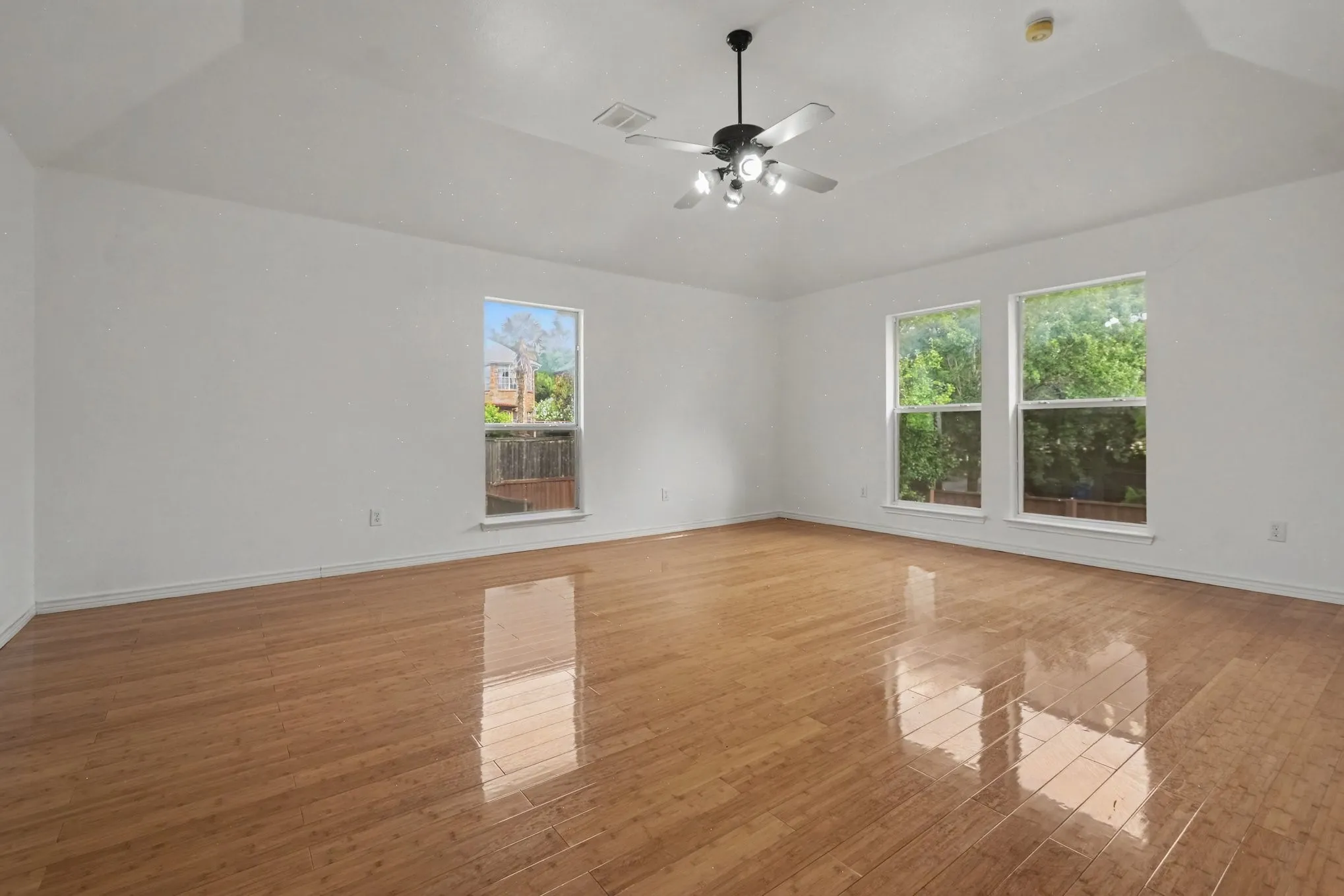 Single Family Residence For Sale in Dallas County , 2406 Manchester Drive, Carrollton, Texas 75006, 5 Bedroom, 3 Bathroom, 2 Garage spaces, 3,464 Sqft, built in 1994, Preowned, mls#21227985, Real Estate Agent in Carrollton, Homes For Sale in Dallas county, Homes For Sale in Carrollton, Realtor in Carrollton Texas, Real Estate Brokerage Independent Realty Texas, Luminita Cordes Realtor