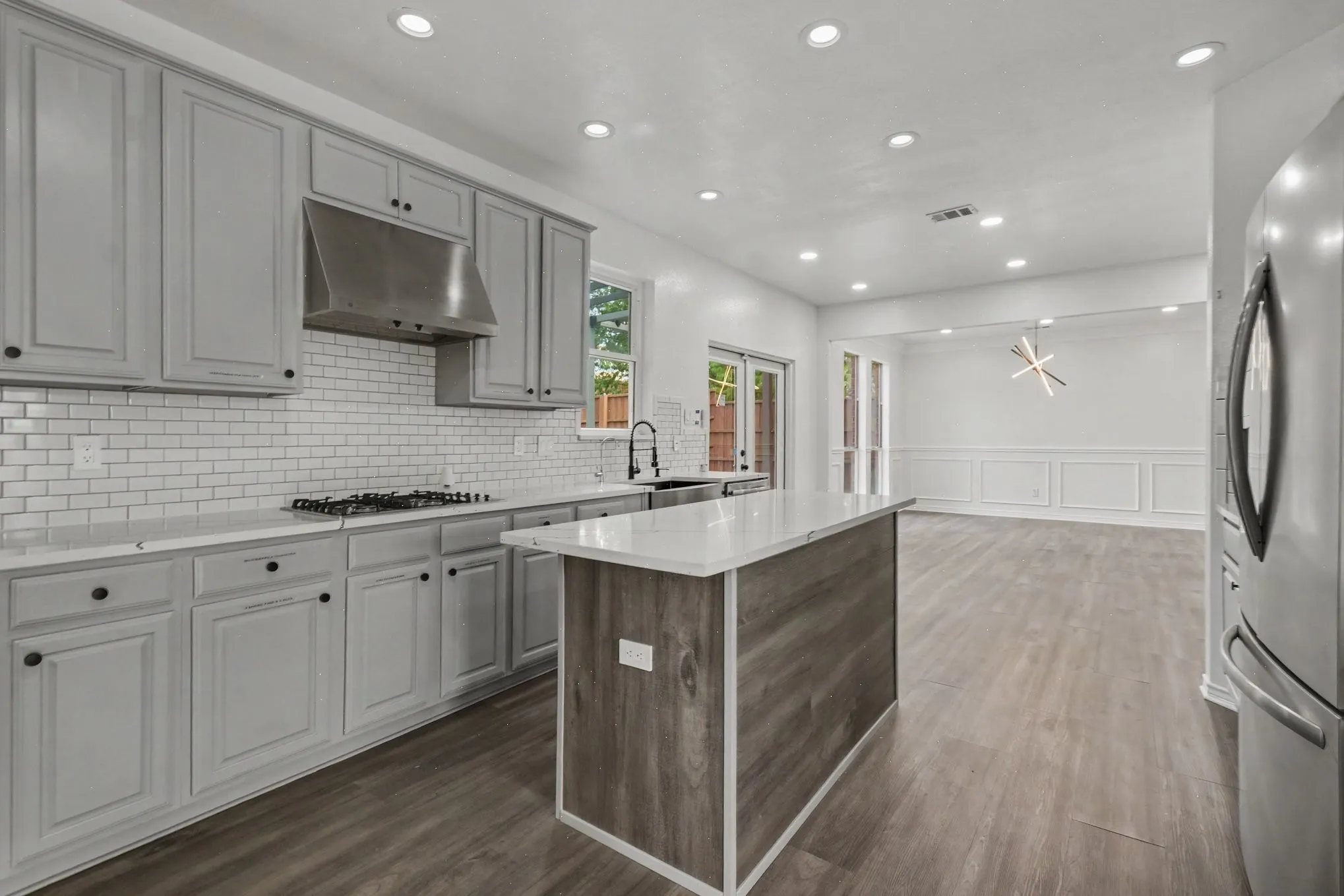 Single Family Residence For Sale in Dallas County , 2406 Manchester Drive, Carrollton, Texas 75006, 5 Bedroom, 3 Bathroom, 2 Garage spaces, 3,464 Sqft, built in 1994, Preowned, mls#21227985, Real Estate Agent in Carrollton, Homes For Sale in Dallas county, Homes For Sale in Carrollton, Realtor in Carrollton Texas, Real Estate Brokerage Independent Realty Texas, Luminita Cordes Realtor