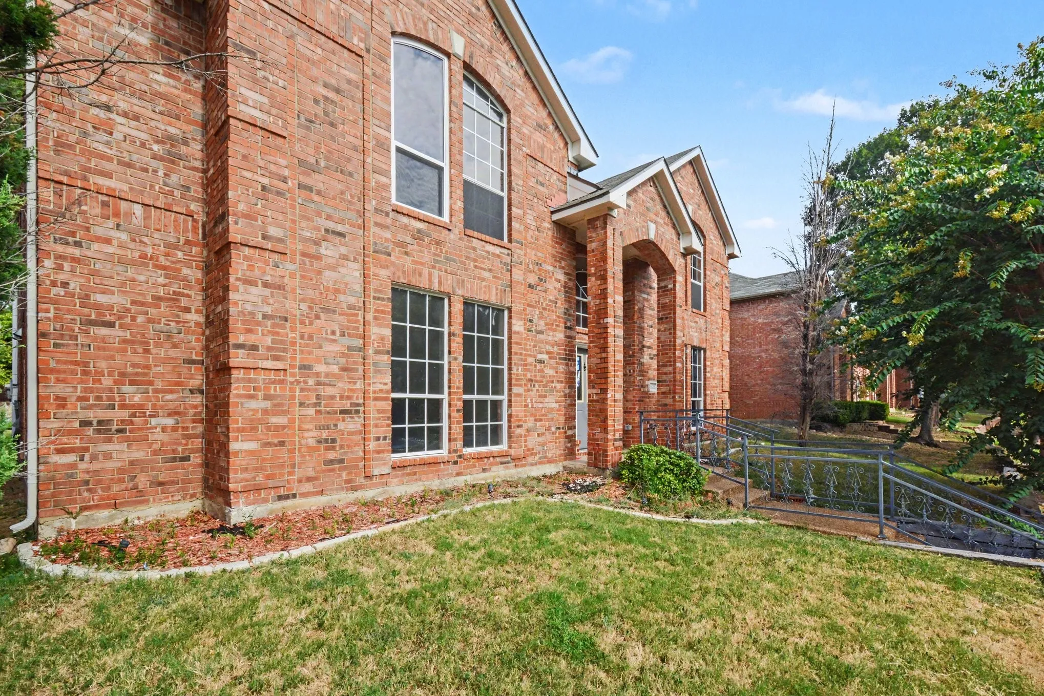 Single Family Residence For Sale in Dallas County , 2406 Manchester Drive, Carrollton, Texas 75006, 5 Bedroom, 3 Bathroom, 2 Garage spaces, 3,464 Sqft, built in 1994, Preowned, mls#21227985, Real Estate Agent in Carrollton, Homes For Sale in Dallas county, Homes For Sale in Carrollton, Realtor in Carrollton Texas, Real Estate Brokerage Independent Realty Texas, Luminita Cordes Realtor
