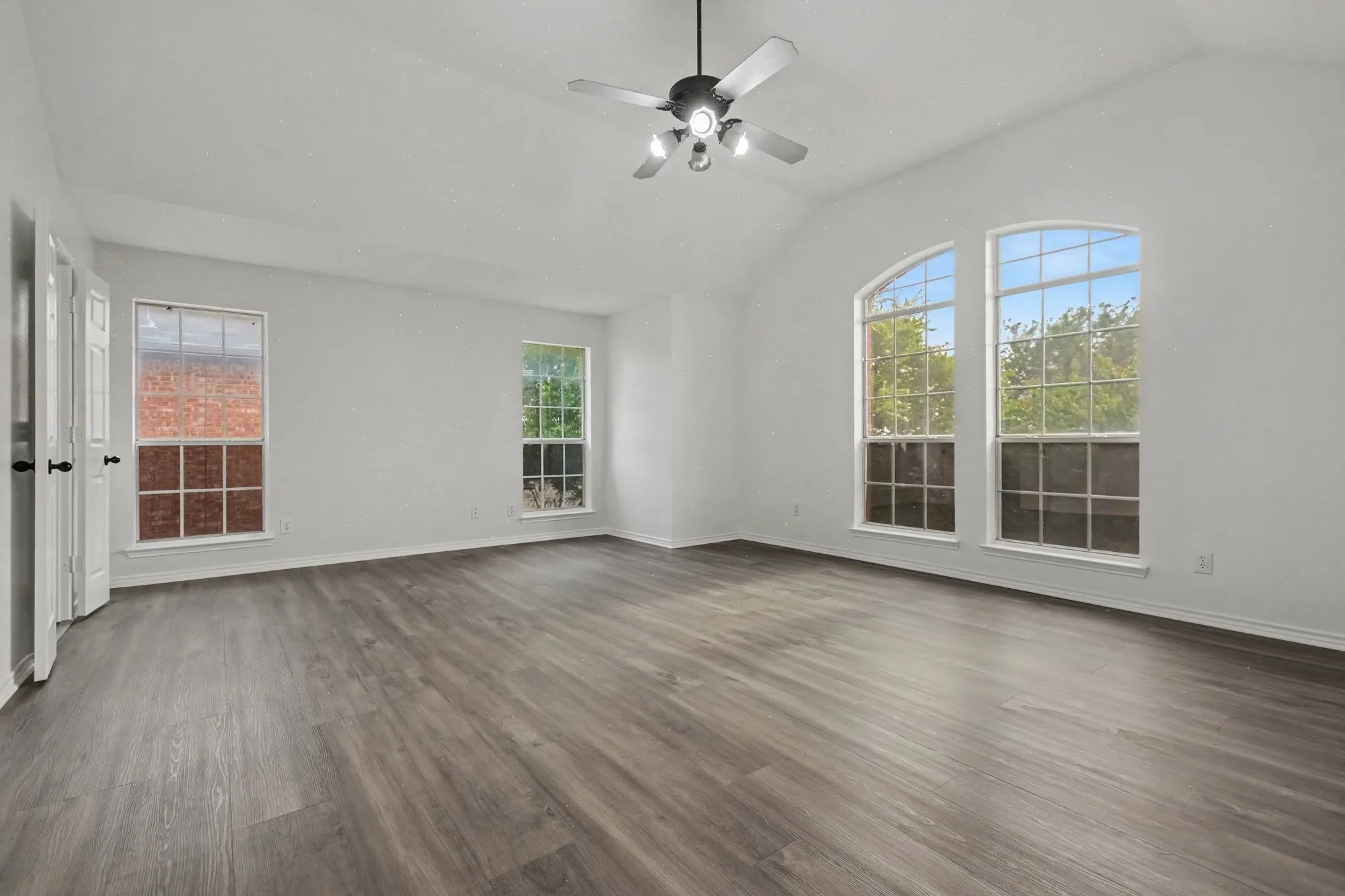 Single Family Residence For Sale in Dallas County , 2406 Manchester Drive, Carrollton, Texas 75006, 5 Bedroom, 3 Bathroom, 2 Garage spaces, 3,464 Sqft, built in 1994, Preowned, mls#21227985, Real Estate Agent in Carrollton, Homes For Sale in Dallas county, Homes For Sale in Carrollton, Realtor in Carrollton Texas, Real Estate Brokerage Independent Realty Texas, Luminita Cordes Realtor