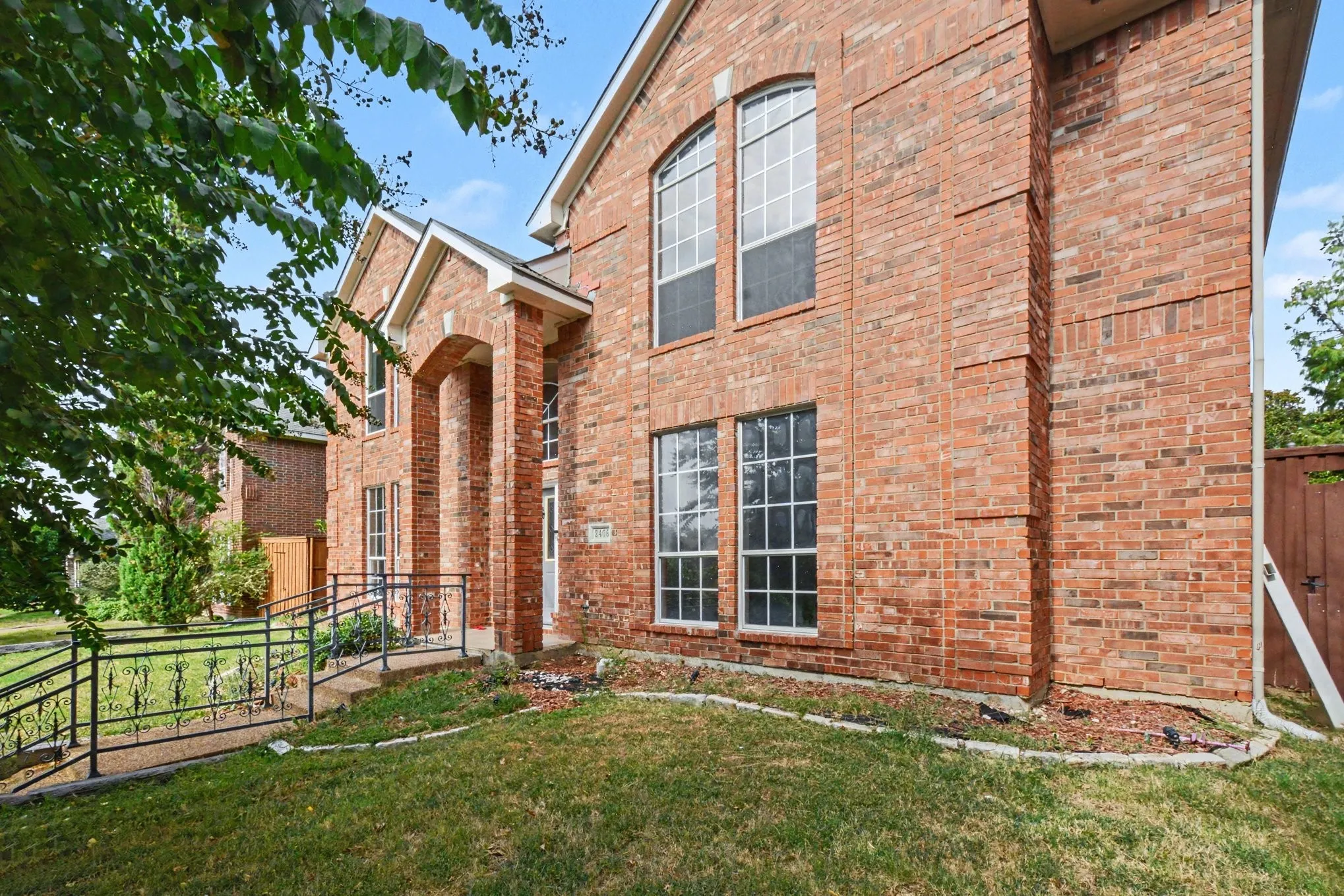 Single Family Residence For Sale in Dallas County , 2406 Manchester Drive, Carrollton, Texas 75006, 5 Bedroom, 3 Bathroom, 2 Garage spaces, 3,464 Sqft, built in 1994, Preowned, mls#21227985, Real Estate Agent in Carrollton, Homes For Sale in Dallas county, Homes For Sale in Carrollton, Realtor in Carrollton Texas, Real Estate Brokerage Independent Realty Texas, Luminita Cordes Realtor