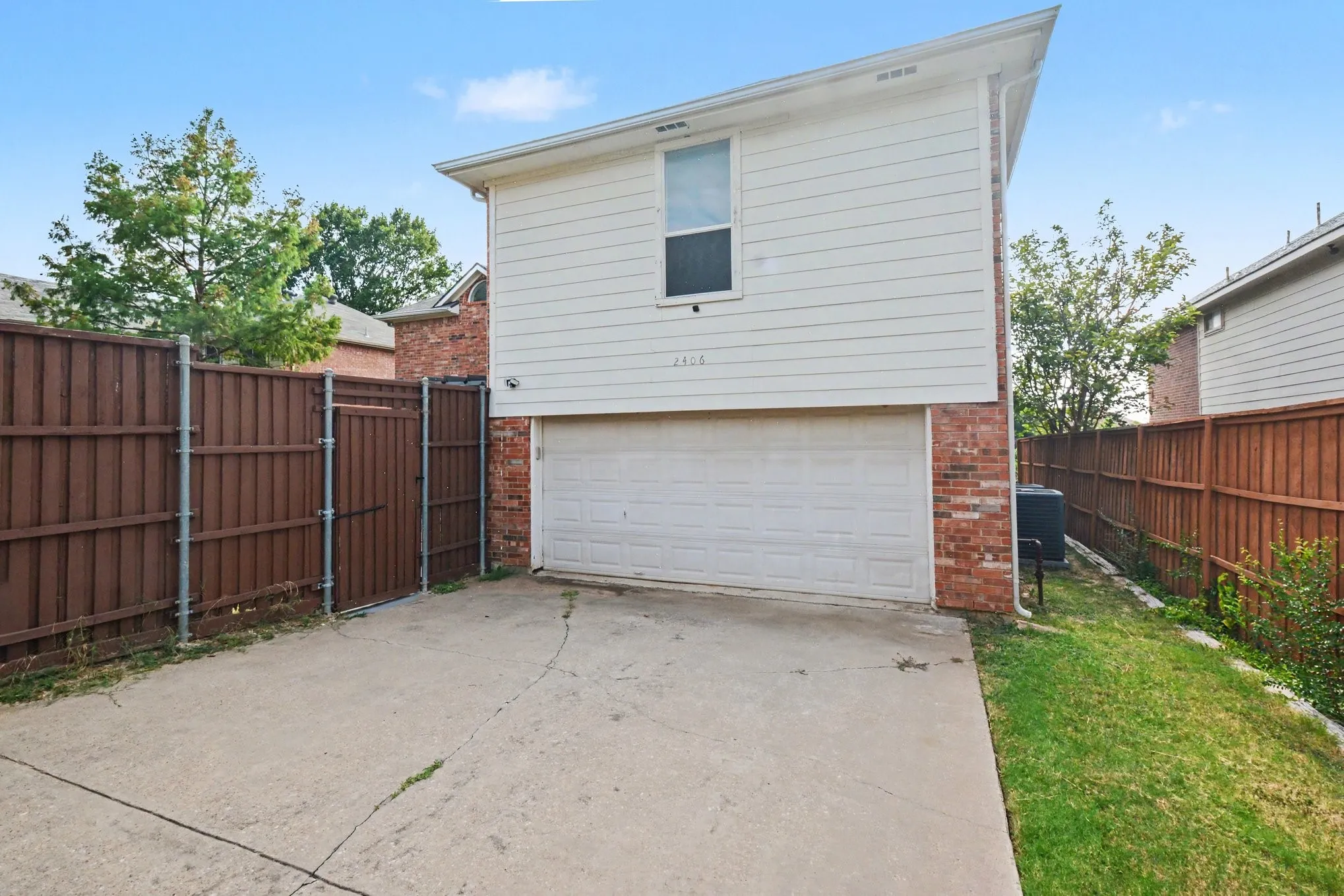 Single Family Residence For Sale in Dallas County , 2406 Manchester Drive, Carrollton, Texas 75006, 5 Bedroom, 3 Bathroom, 2 Garage spaces, 3,464 Sqft, built in 1994, Preowned, mls#21227985, Real Estate Agent in Carrollton, Homes For Sale in Dallas county, Homes For Sale in Carrollton, Realtor in Carrollton Texas, Real Estate Brokerage Independent Realty Texas, Luminita Cordes Realtor