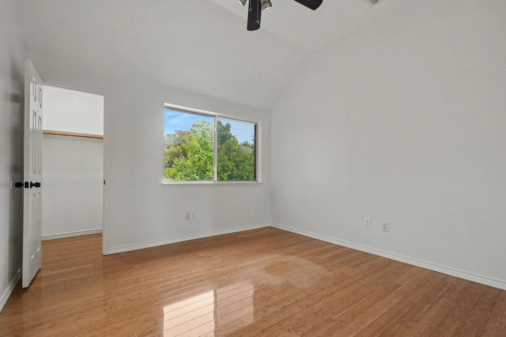 Single Family Residence For Sale in Dallas County , 2406 Manchester Drive, Carrollton, Texas 75006, 5 Bedroom, 3 Bathroom, 2 Garage spaces, 3,464 Sqft, built in 1994, Preowned, mls#21227985, Real Estate Agent in Carrollton, Homes For Sale in Dallas county, Homes For Sale in Carrollton, Realtor in Carrollton Texas, Real Estate Brokerage Independent Realty Texas, Luminita Cordes Realtor