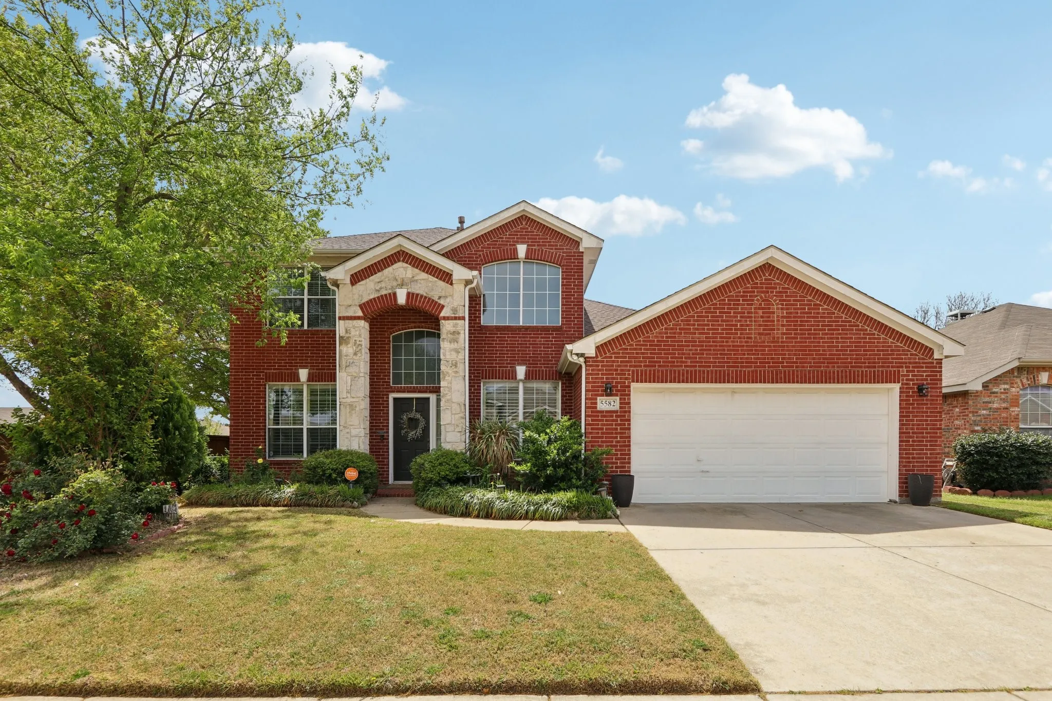 Single Family Residence For Sale in Tarrant County , 5582 Park Haven Place, Fort Worth, Texas 76137, 3 Bedrooms, 3 Bathrooms, 2 Garage spaces, 2,211 Sqft, built in 2002, Price $384,990, mls#21223211, Real Estate Agent in Fort Worth, Homes For Sale in Tarrant county, Homes For Sale in Fort Worth, Realtor in Fort Worth Texas, Real Estate Brokerage Independent Realty Texas, Luminita Cordes Realtor