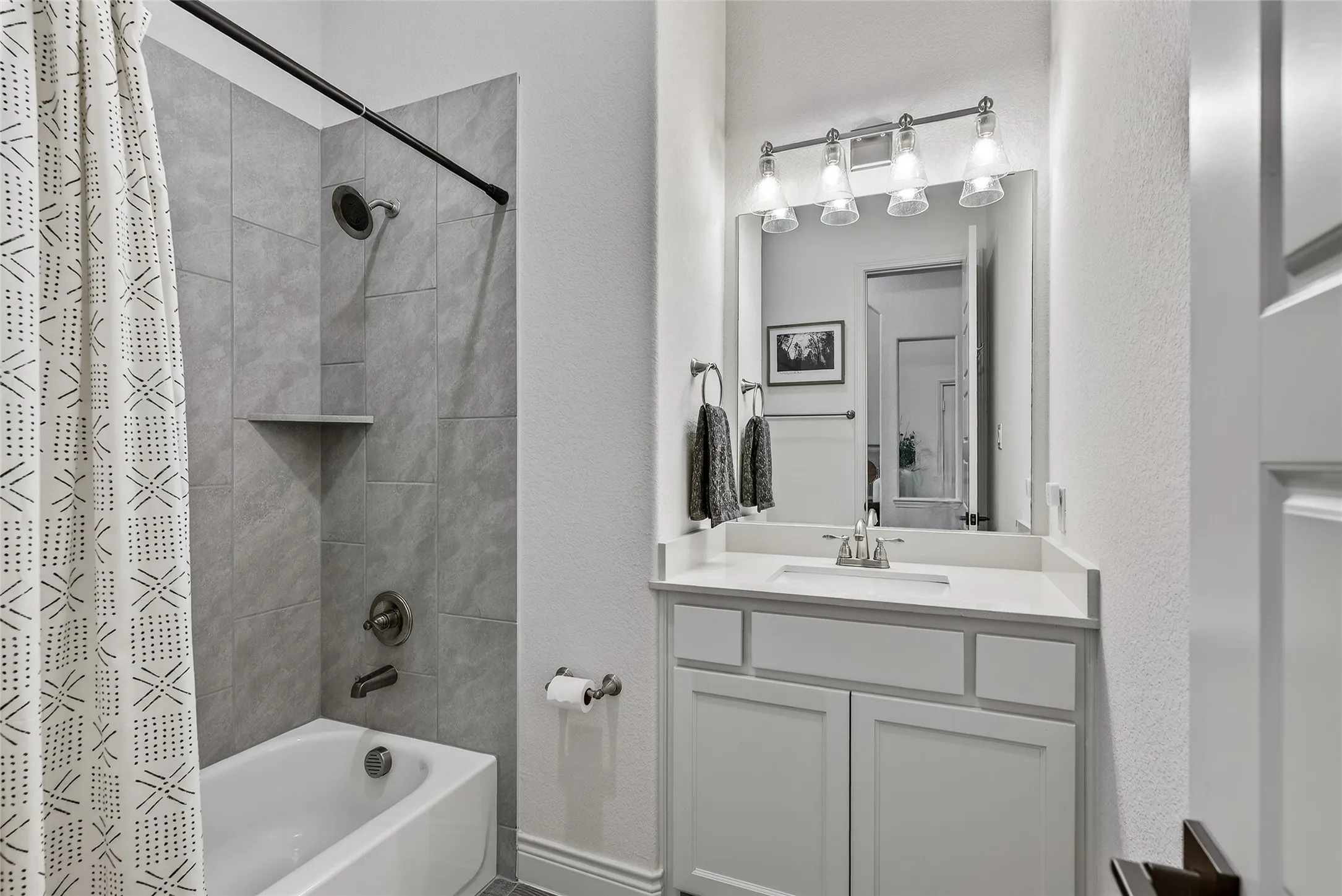 Full bathroom at the front of the home for the shared bedrooms.