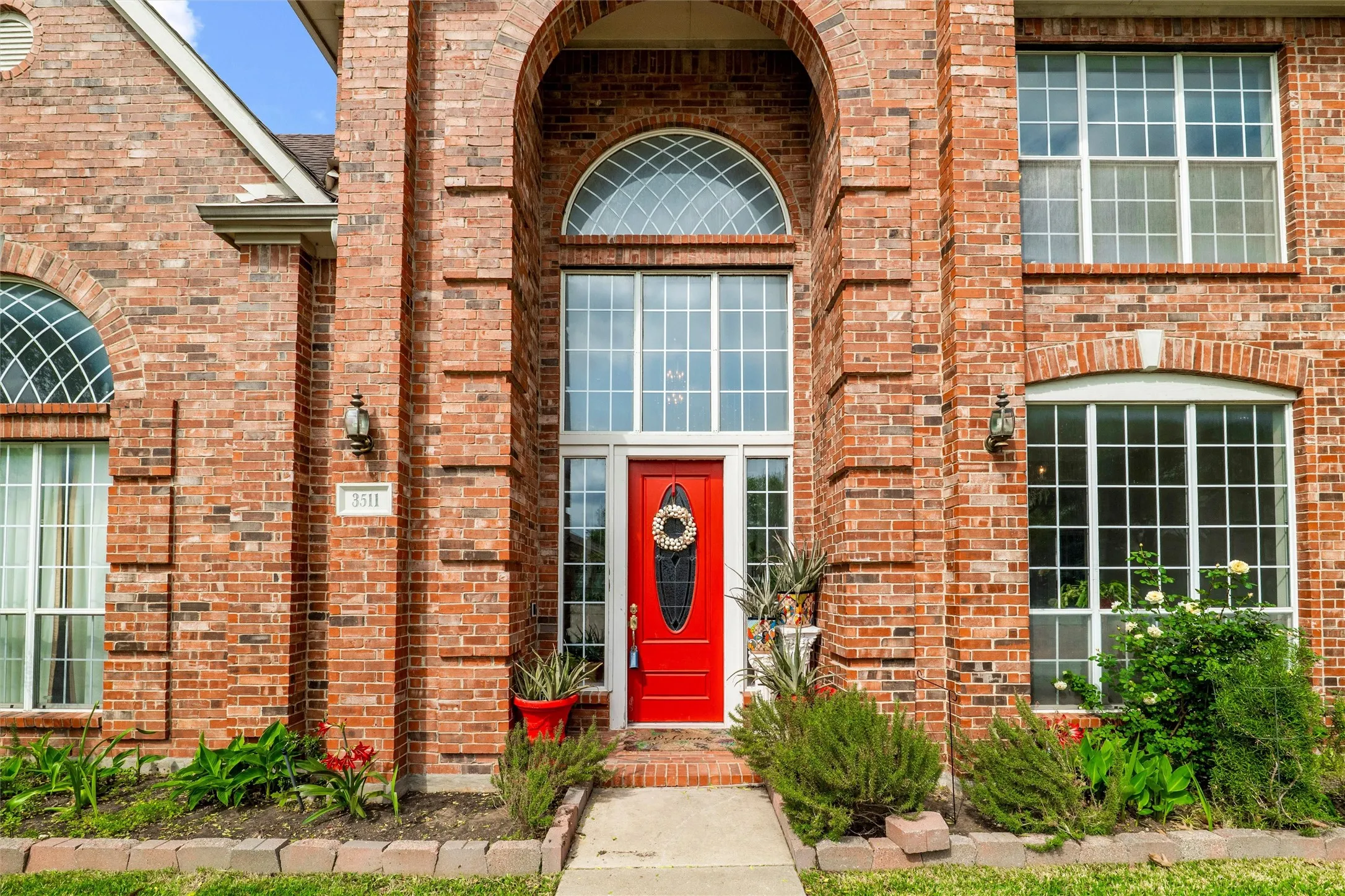 Single Family Residence For Sale in Tarrant County , 3511 Paladium Drive, Grand Prairie, Texas 75052, 5 Bedroom, 5 Bathroom, 3 Garage spaces, 4,325 Sqft, built in 1994, Preowned, mls#21224527, Real Estate Agent in Grand Prairie, Homes For Sale in Tarrant county, Homes For Sale in Grand Prairie, Realtor in Grand Prairie Texas, Real Estate Brokerage Independent Realty Texas, Luminita Cordes Realtor