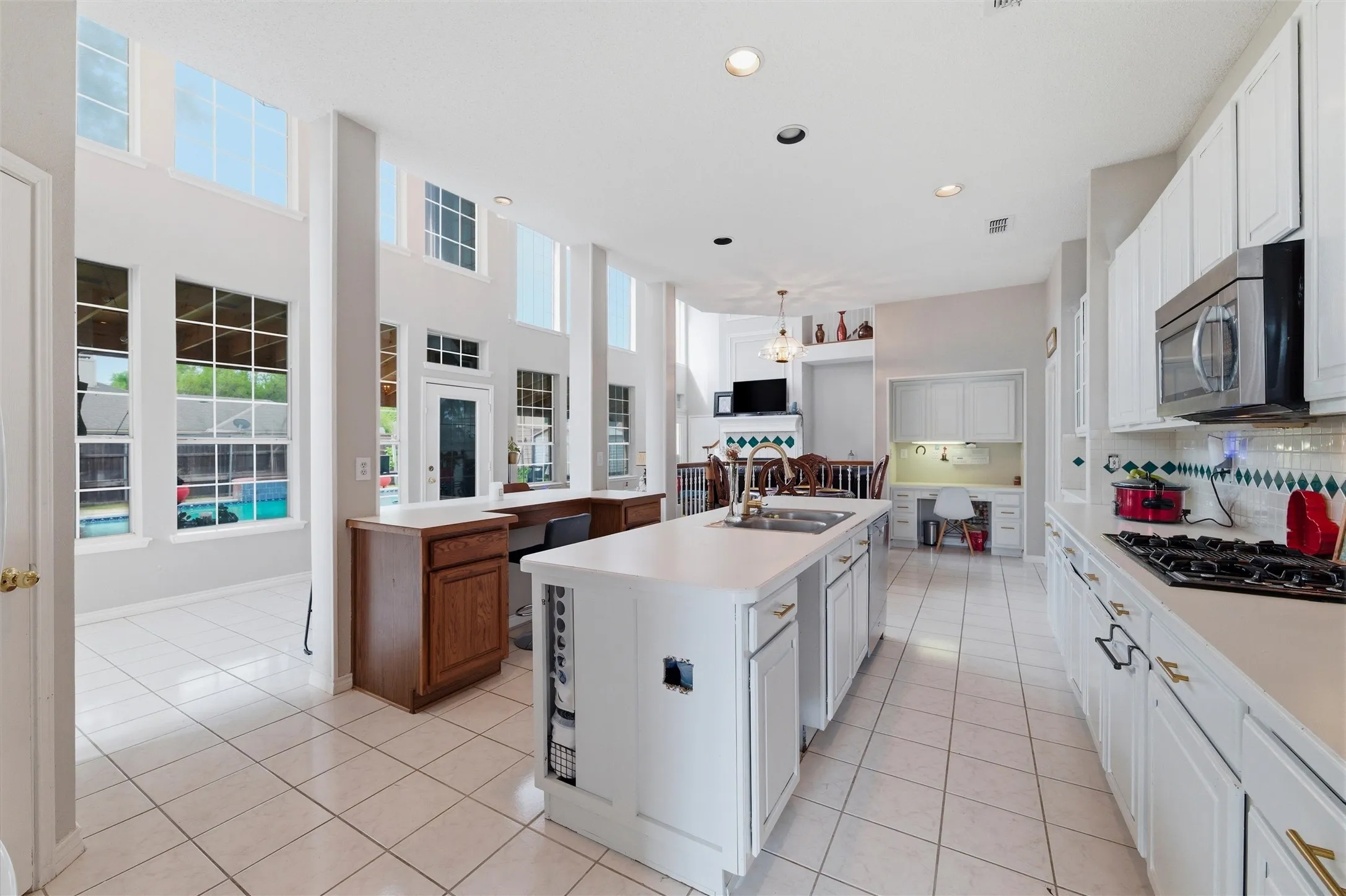 Single Family Residence For Sale in Tarrant County , 3511 Paladium Drive, Grand Prairie, Texas 75052, 5 Bedroom, 5 Bathroom, 3 Garage spaces, 4,325 Sqft, built in 1994, Preowned, mls#21224527, Real Estate Agent in Grand Prairie, Homes For Sale in Tarrant county, Homes For Sale in Grand Prairie, Realtor in Grand Prairie Texas, Real Estate Brokerage Independent Realty Texas, Luminita Cordes Realtor