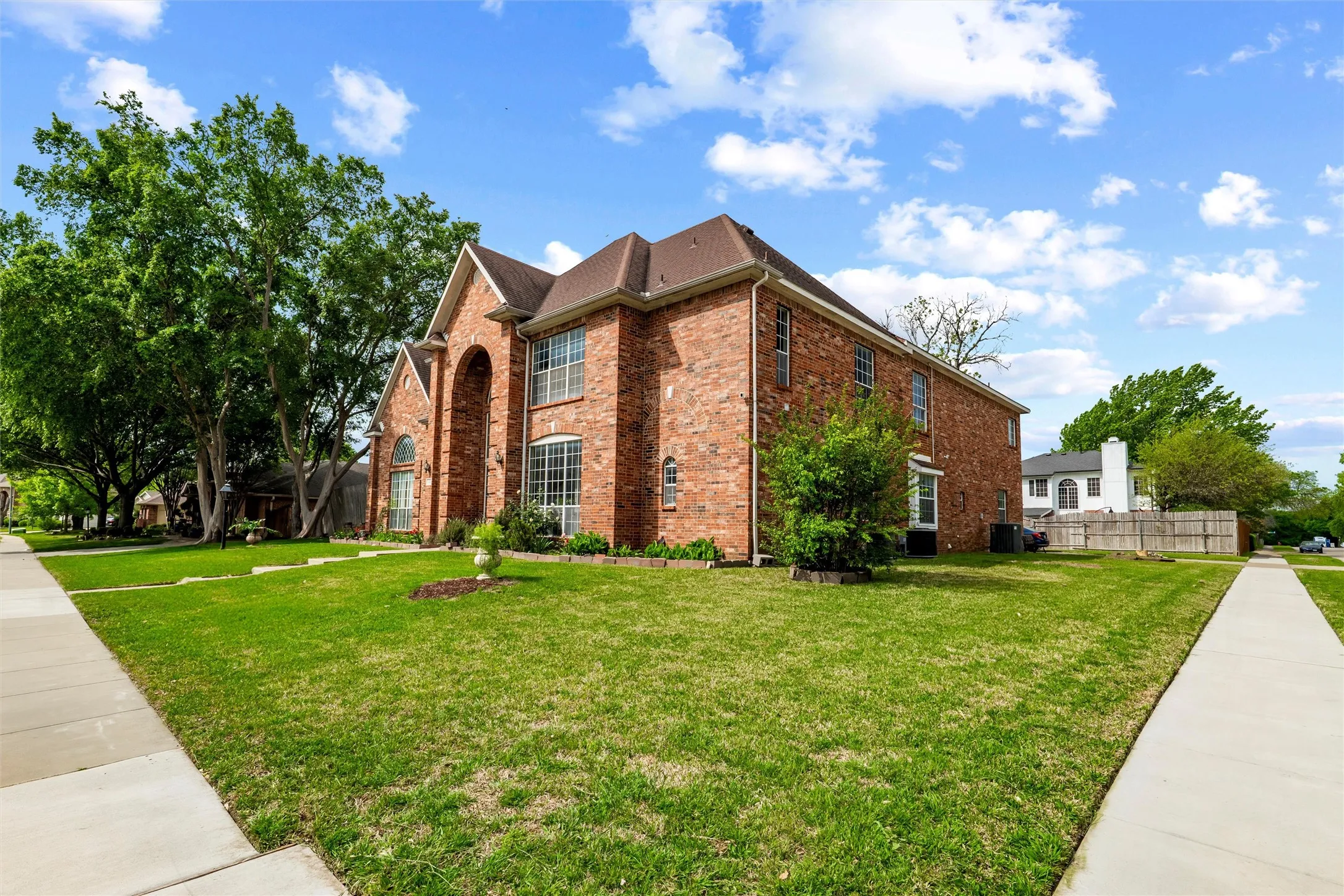 Single Family Residence For Sale in Tarrant County , 3511 Paladium Drive, Grand Prairie, Texas 75052, 5 Bedroom, 5 Bathroom, 3 Garage spaces, 4,325 Sqft, built in 1994, Preowned, mls#21224527, Real Estate Agent in Grand Prairie, Homes For Sale in Tarrant county, Homes For Sale in Grand Prairie, Realtor in Grand Prairie Texas, Real Estate Brokerage Independent Realty Texas, Luminita Cordes Realtor