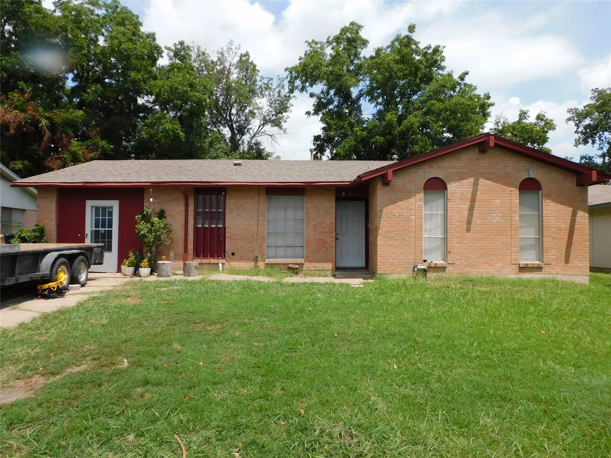 Single Family Residence For Sale in Dallas County , 925 Shorecrest Drive, Garland, Texas 75040, 3 Bedroom, 3 Bathroom, Garage spaces, 1,324 Sqft, built in 1969, mls#21223567, Real Estate Agent in Garland, Homes For Sale in Dallas county, Homes For Sale in Garland, Realtor in Garland Texas, Real Estate Brokerage Independent Realty Texas, Luminita Cordes Realtor
